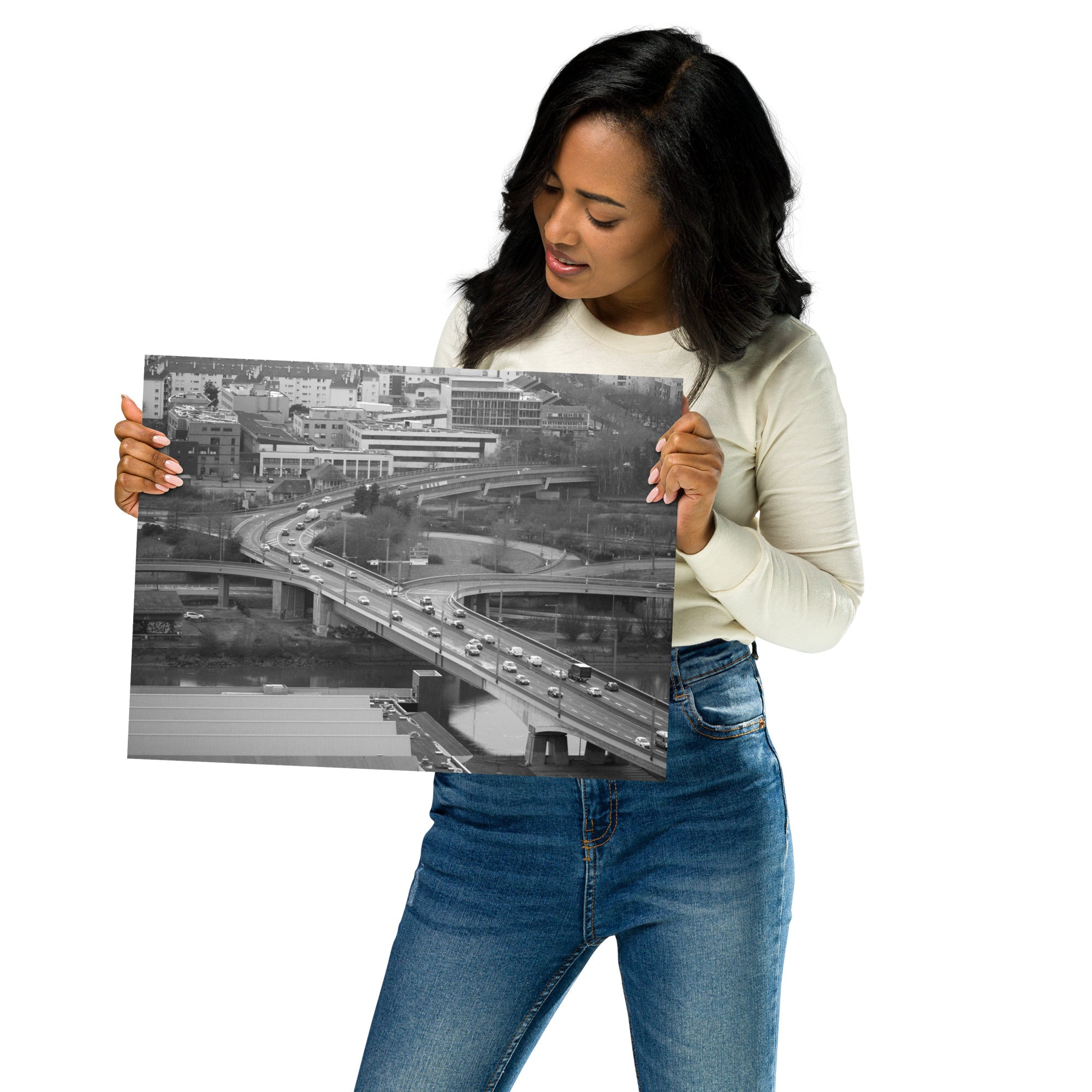 Poster Rouen N01 - Une photographie en noir et blanc captivante des hauteurs de Rouen, mettant en valeur la circulation sur un pont emblématique.