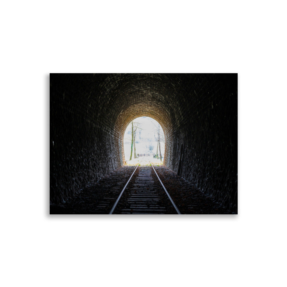 Poster Le Bout du Tunnel, une photographie captivante d'un ancien chemin de fer, idéal pour ceux qui cherchent à ajouter une touche d'évasion et de fascination à leur décoration intérieure.