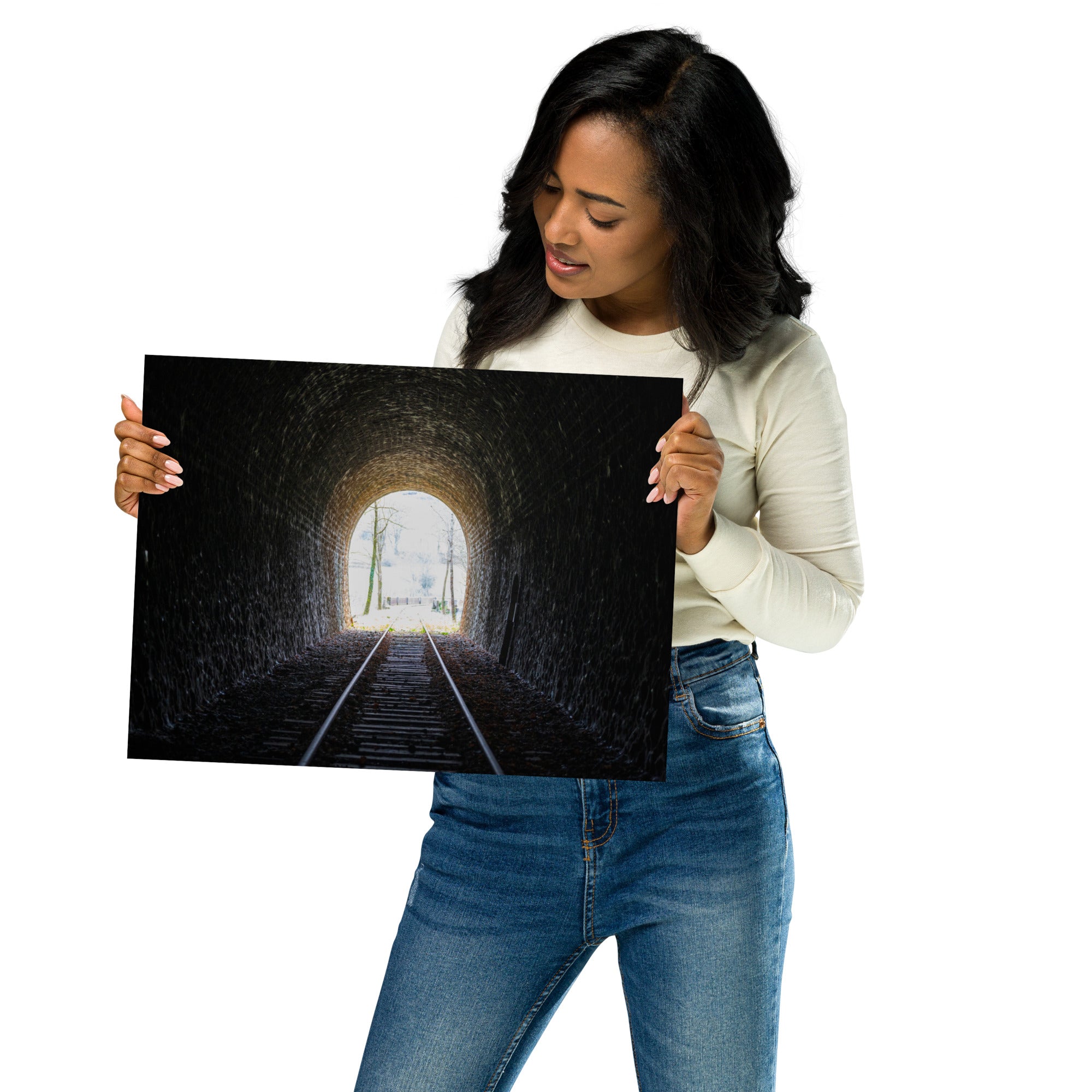 Poster Le Bout du Tunnel, une photographie captivante d'un ancien chemin de fer, idéal pour ceux qui cherchent à ajouter une touche d'évasion et de fascination à leur décoration intérieure.