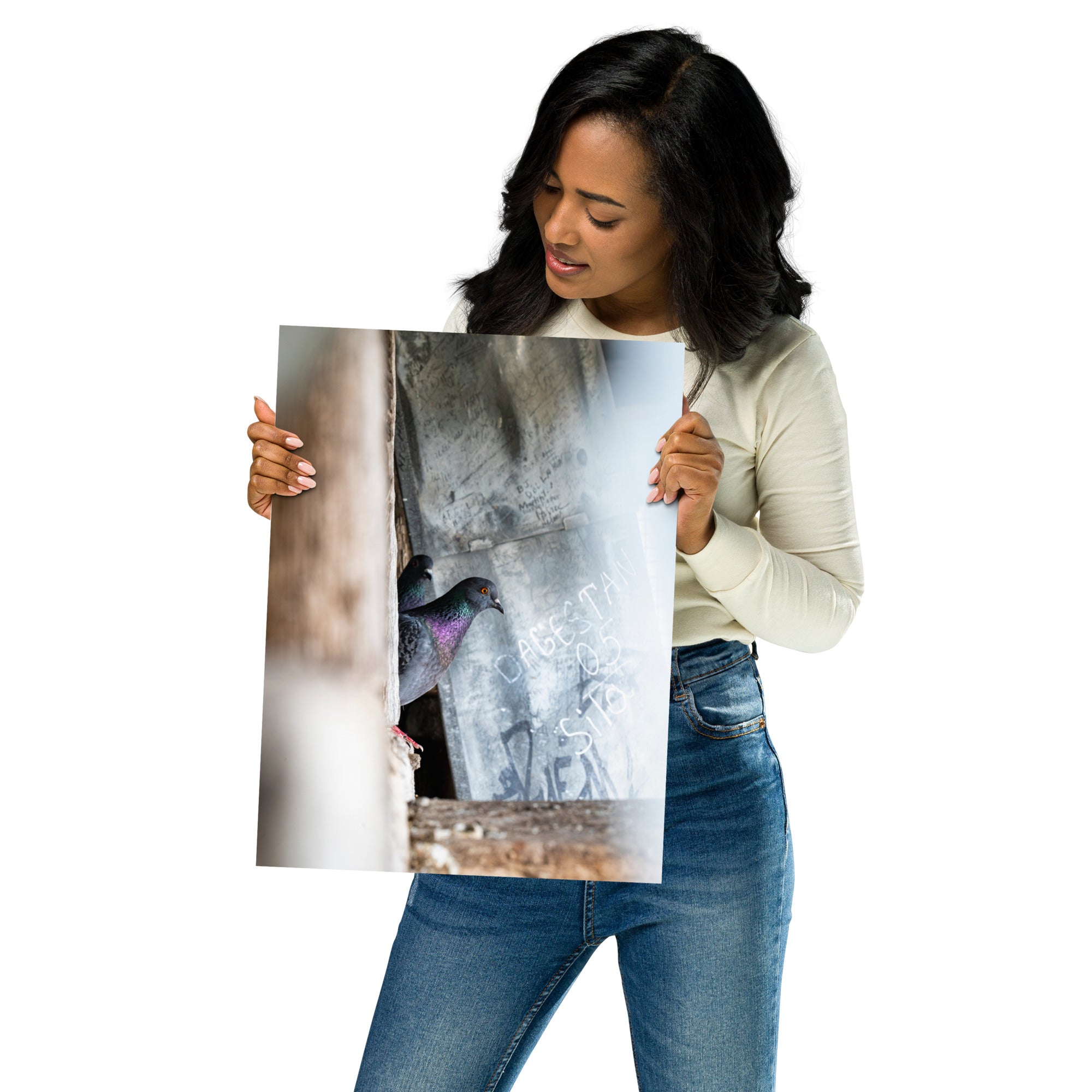 Poster Le Pigeon Voyageur, une photographie captivante d'un pigeon dans un clocher, idéal pour ajouter une touche d'élégance et de mystère à votre décoration intérieure.