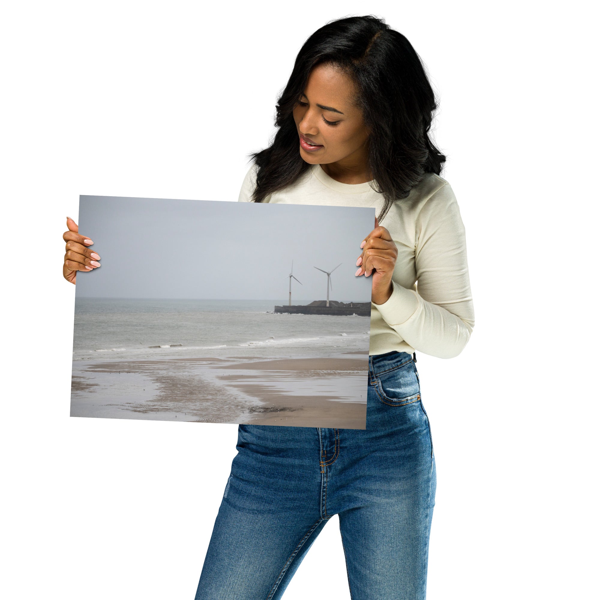 Poster d'une plage brumeuse avec mouettes et éoliennes sur la côte nord de la France