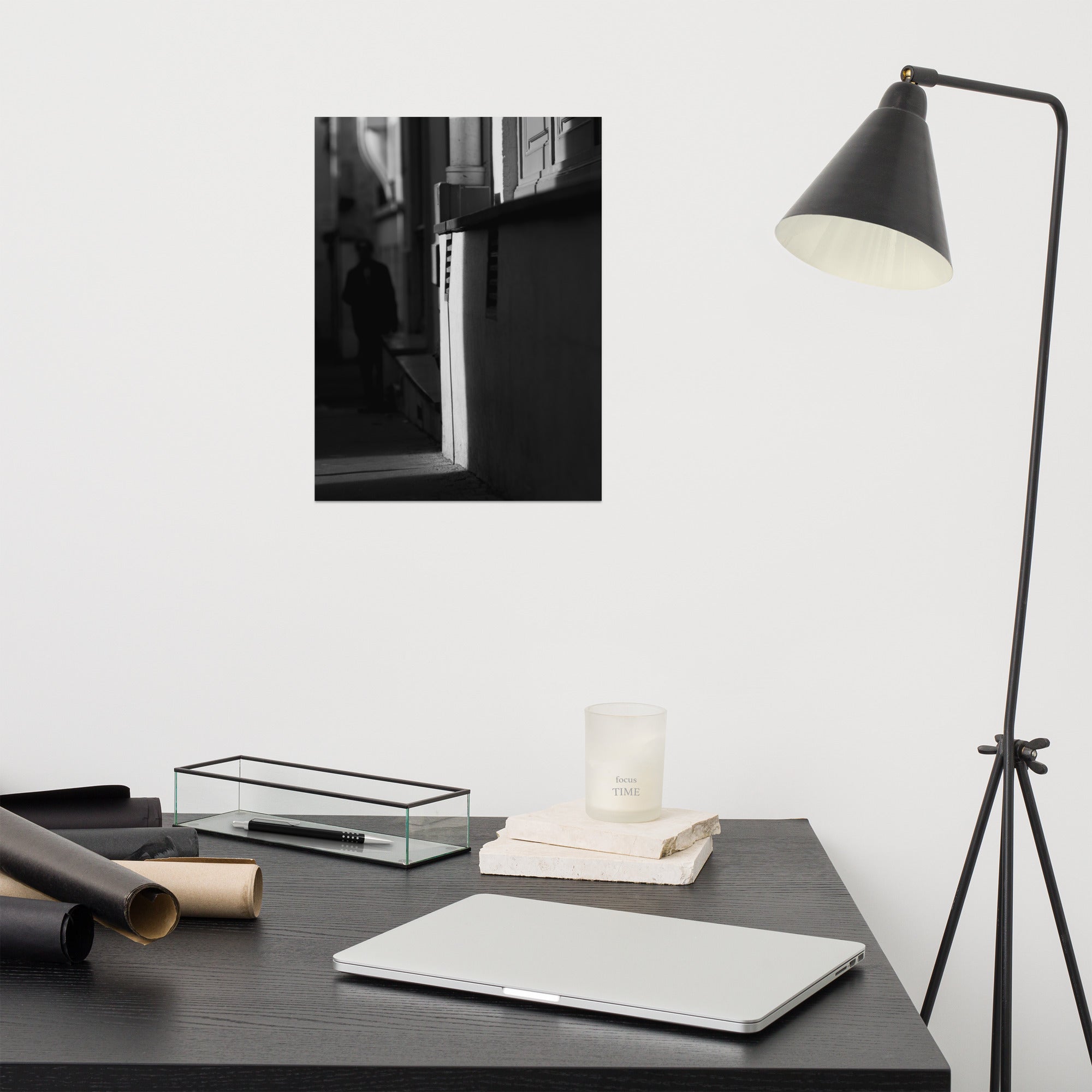 Poster de photographie artistique en noir et blanc représentant un jeu de lumière et d'ombre dans une rue