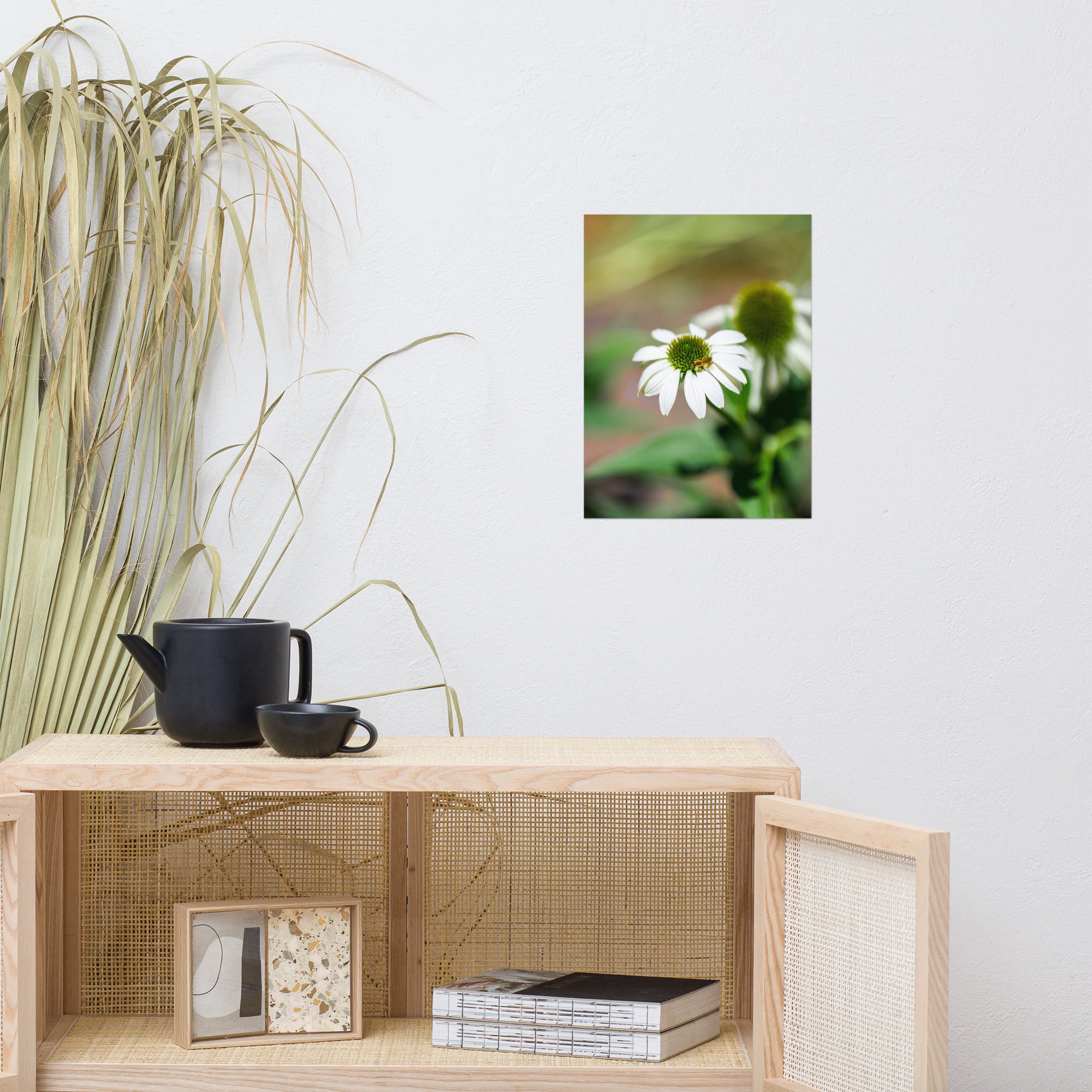 Poster 'Nature Éphémère' représentant une guêpe butinant le pollen d'une marguerite