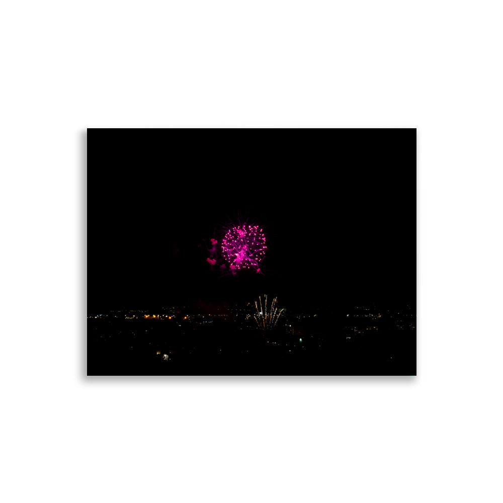 Poster '14 Juillet Rose' montrant une photographie d'un feu d'artifice rose formant des petits cœurs dans le ciel pour la Fête nationale du 14 juillet.