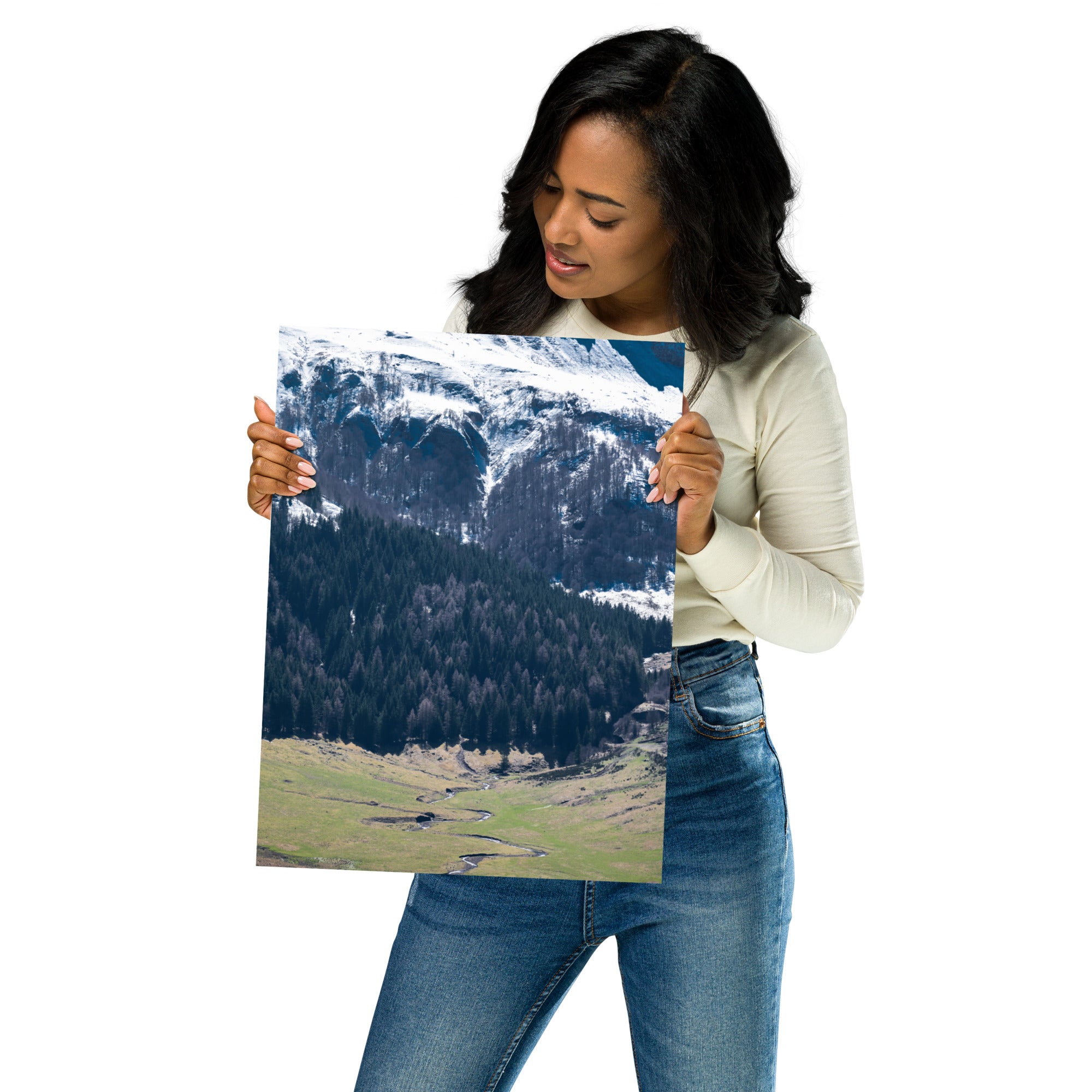 Photographie du paysage majestueux du Puy Mary en Auvergne, montrant des sommets enneigés et une vallée verdoyante.