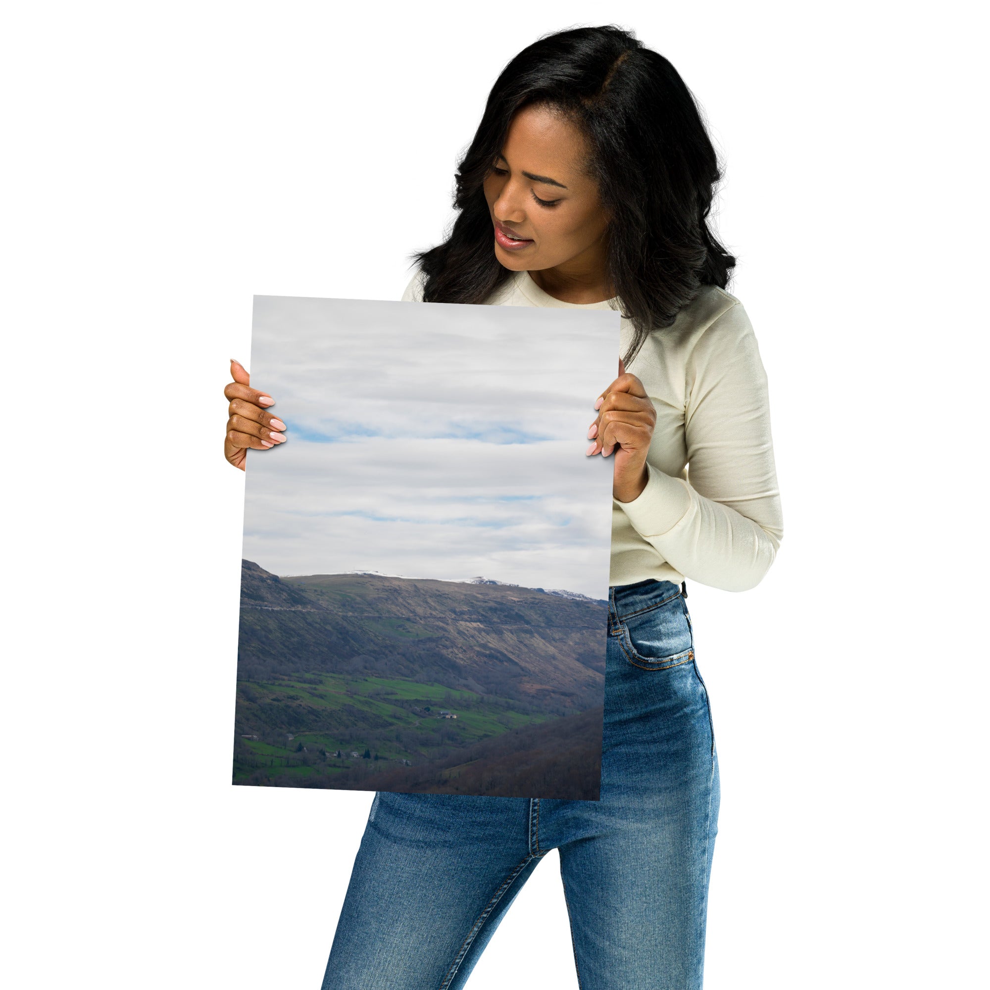 Vue panoramique du paysage auvergnat, capturant la majestuosité naturelle du Cantal.