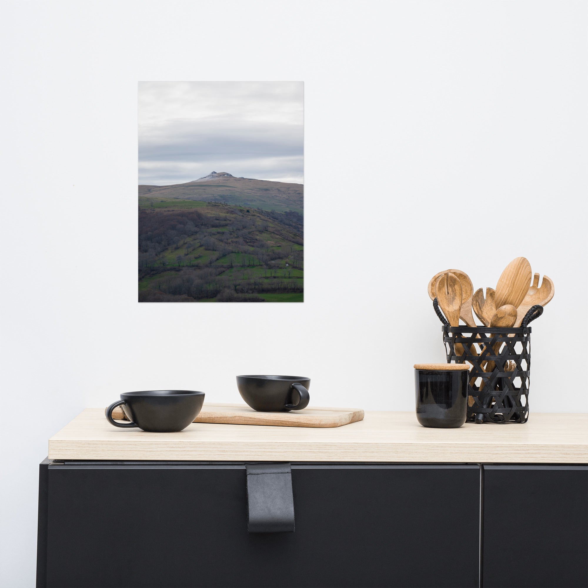 Paysage du Cantal : champs verdoyants en premier plan avec pic montagneux à l'arrière-plan.