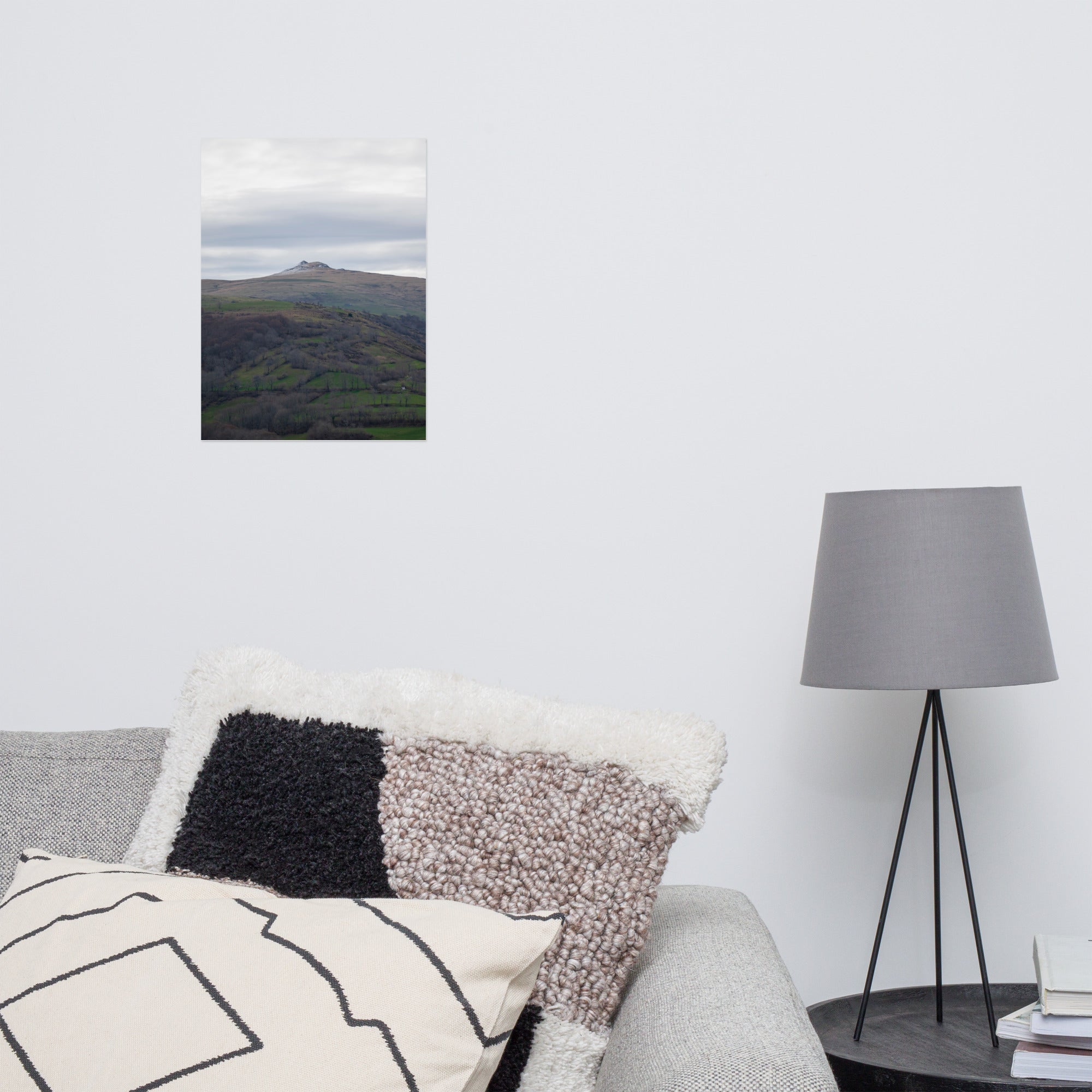 Paysage du Cantal : champs verdoyants en premier plan avec pic montagneux à l'arrière-plan.