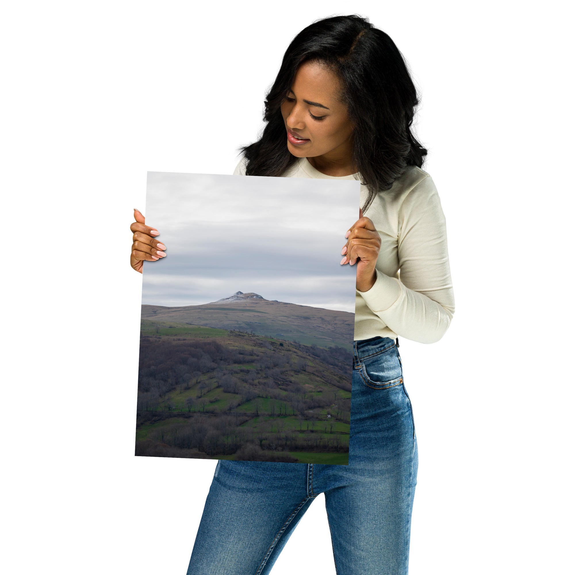 Paysage du Cantal : champs verdoyants en premier plan avec pic montagneux à l'arrière-plan.