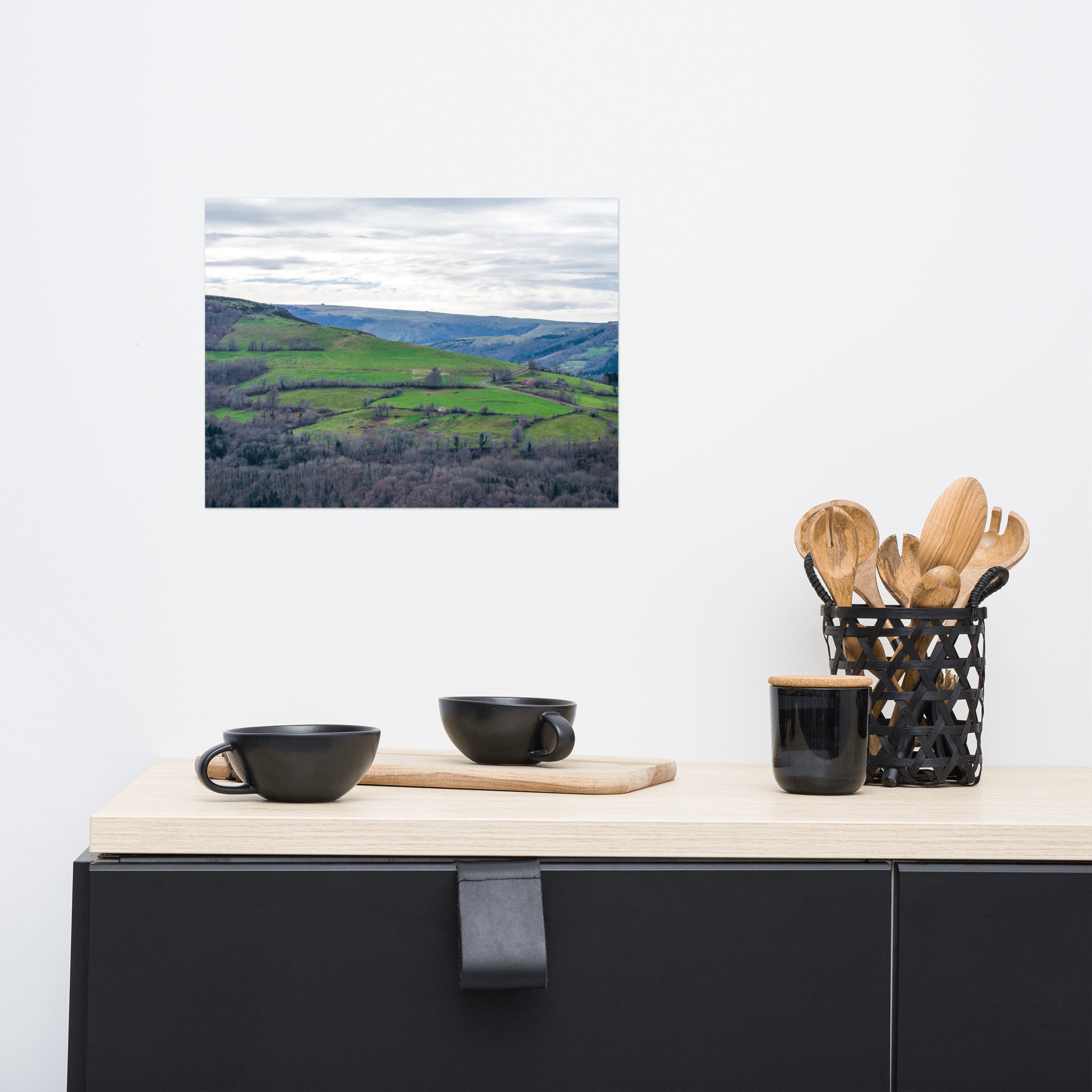 Paysage du Cantal : forêt dense à côté de prairies verdoyantes en haute altitude.