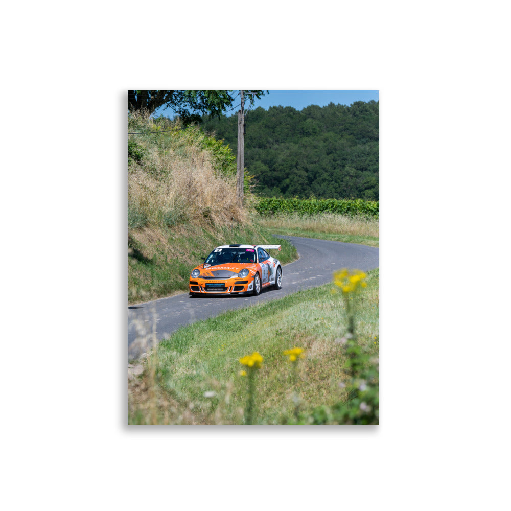 Porsche 911 compétition, pilote et copilote en action lors du Rallye des Vins de Chinon.