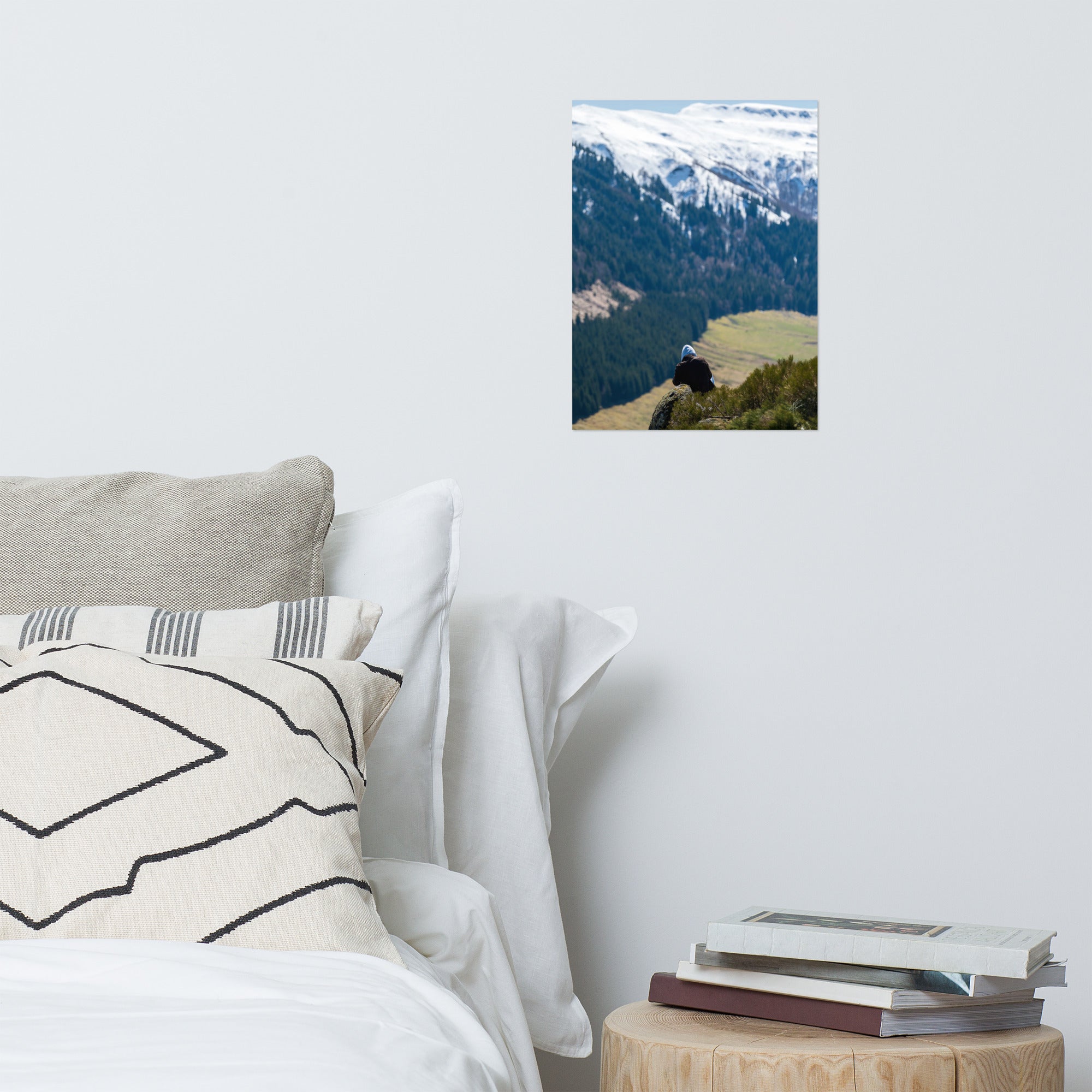 Figure en méditation sur une montagne du Cantal, vaste paysage en arrière-plan.