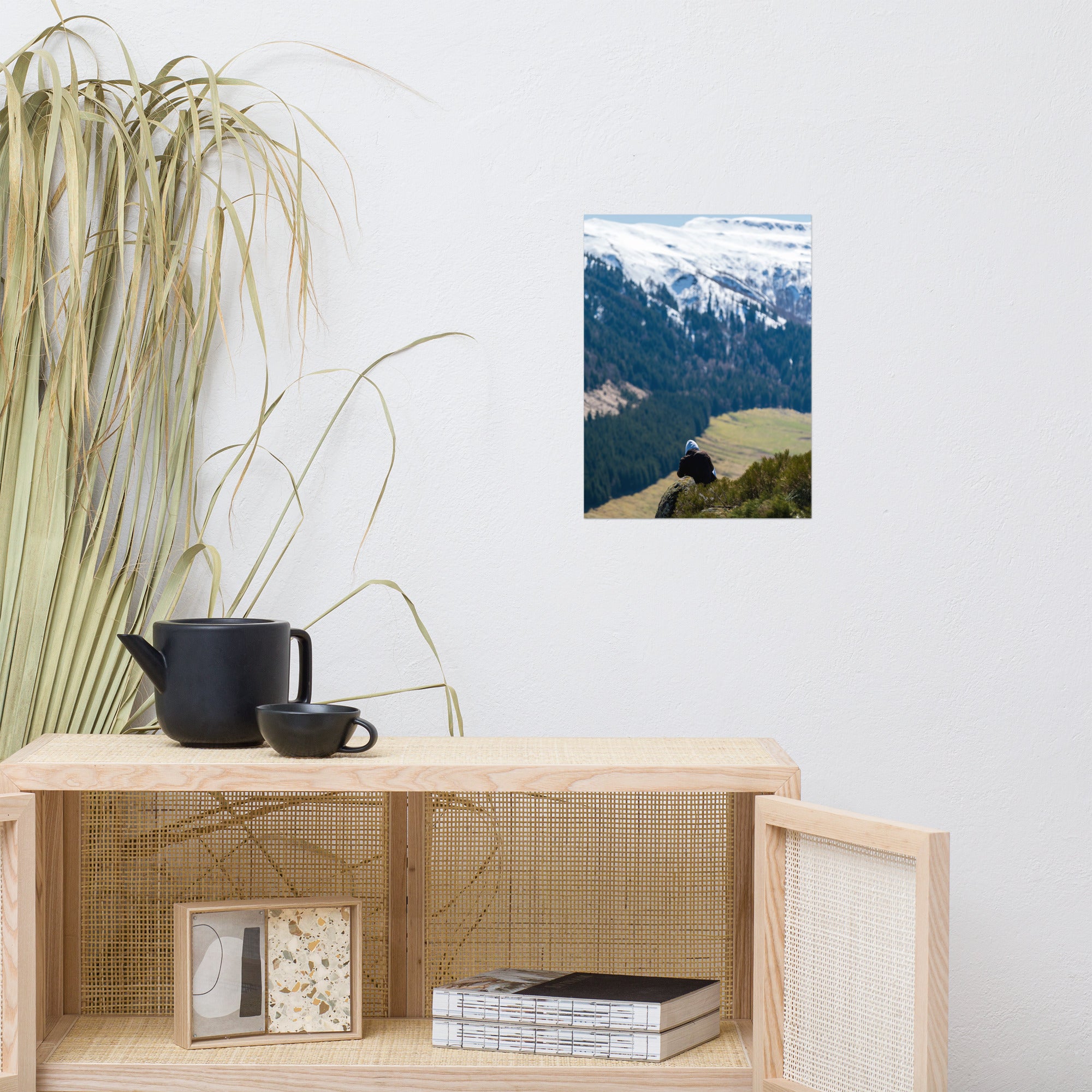 Figure en méditation sur une montagne du Cantal, vaste paysage en arrière-plan.