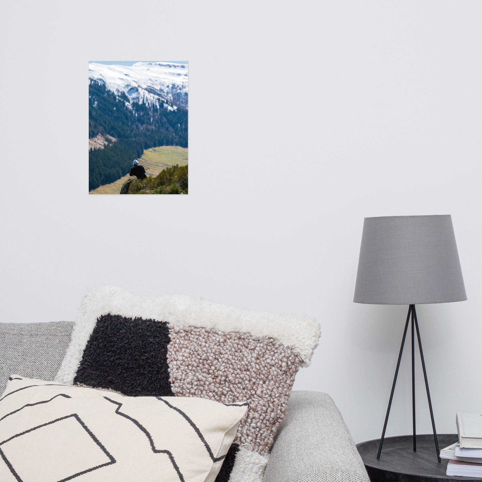 Figure en méditation sur une montagne du Cantal, vaste paysage en arrière-plan.