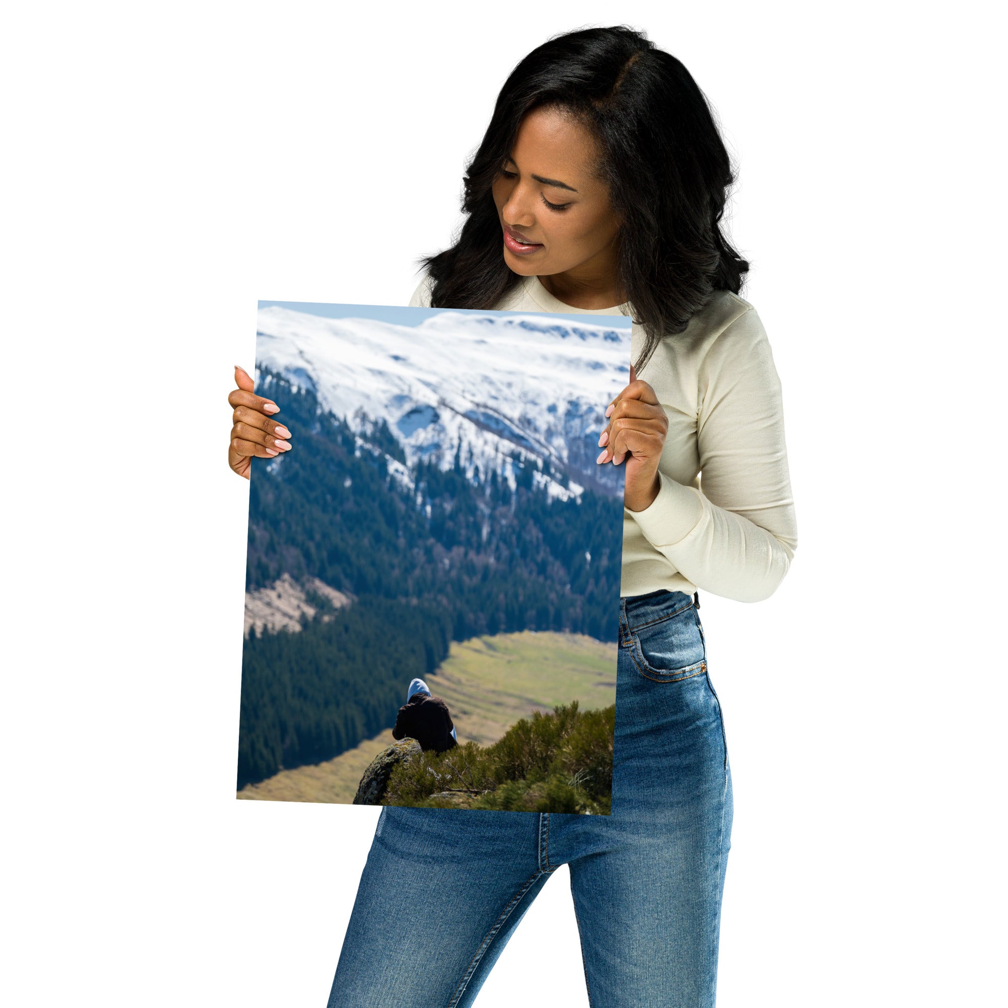 Figure en méditation sur une montagne du Cantal, vaste paysage en arrière-plan.