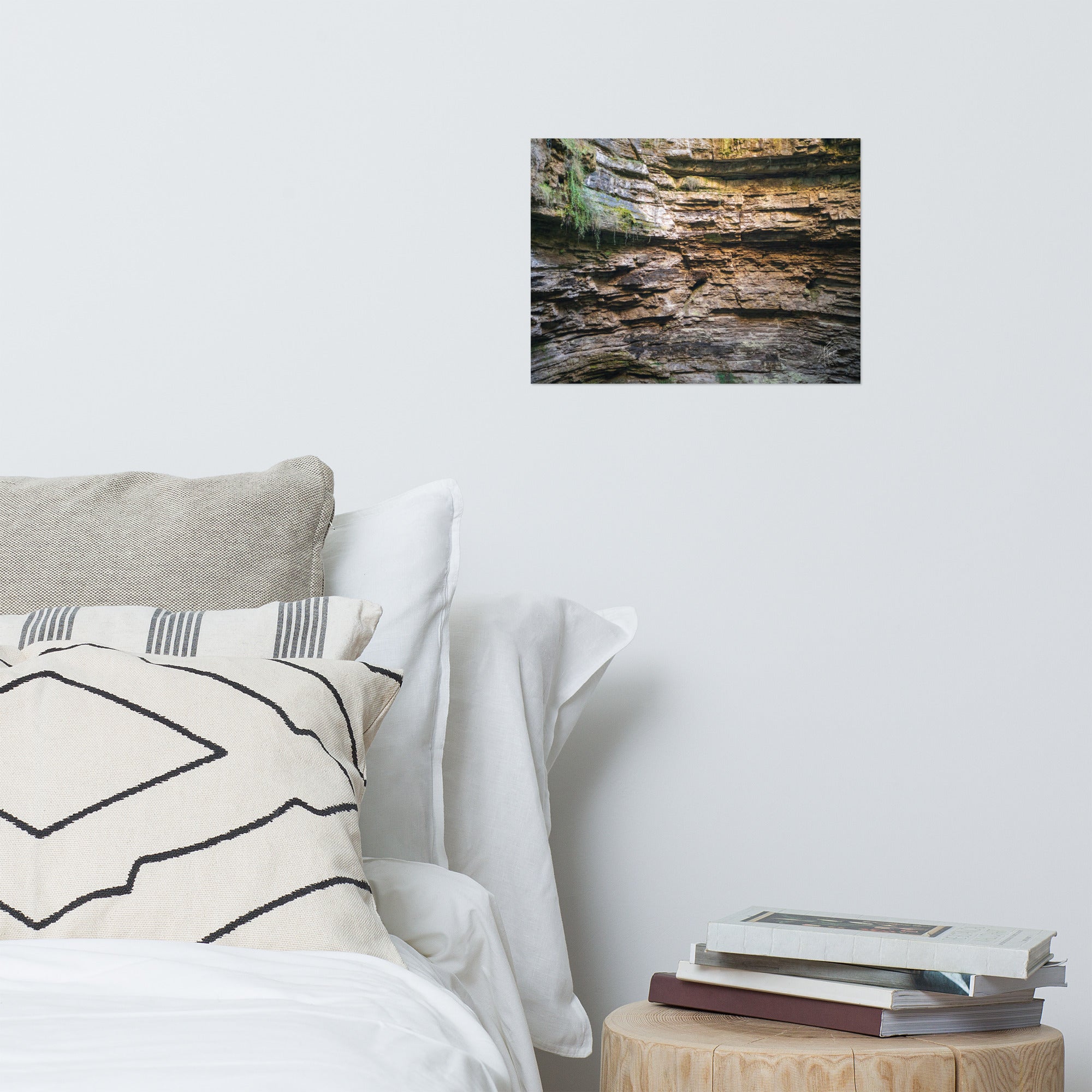 Photographie détaillée d'un mur de roche souterrain au gouffre de Padirac montrant des couches distinctes et des signes d'érosion.