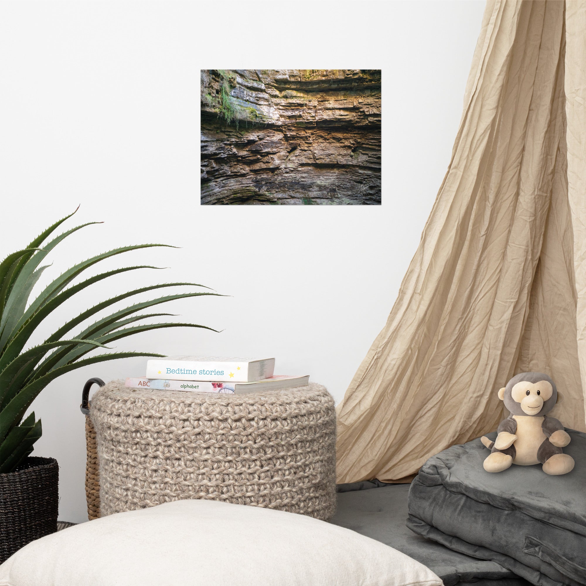 Photographie détaillée d'un mur de roche souterrain au gouffre de Padirac montrant des couches distinctes et des signes d'érosion.