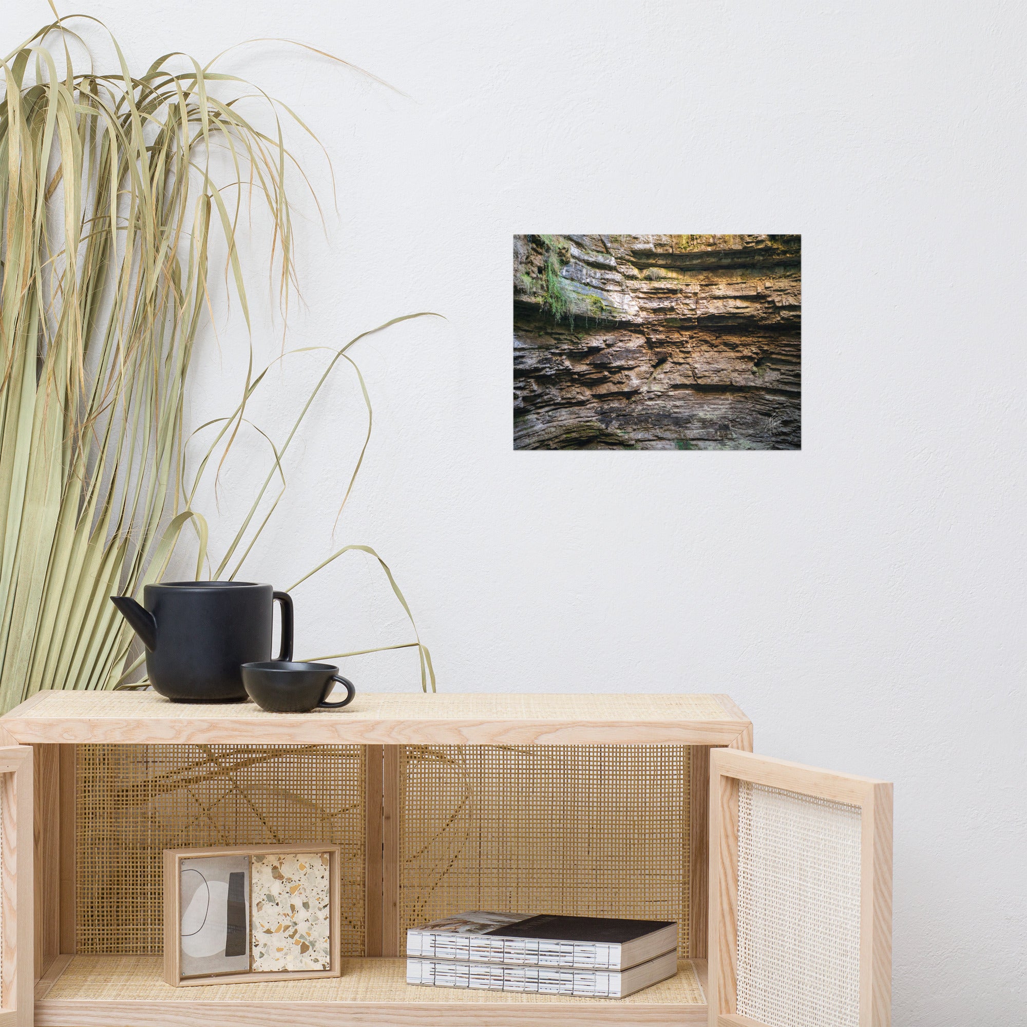 Photographie détaillée d'un mur de roche souterrain au gouffre de Padirac montrant des couches distinctes et des signes d'érosion.