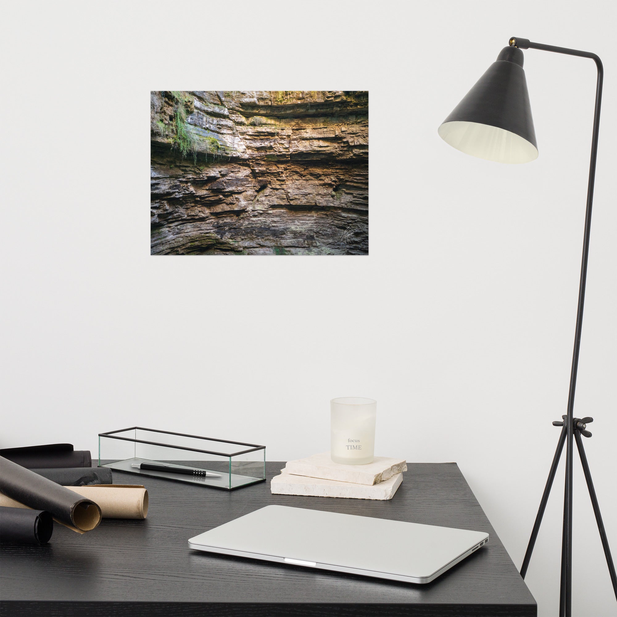 Photographie détaillée d'un mur de roche souterrain au gouffre de Padirac montrant des couches distinctes et des signes d'érosion.