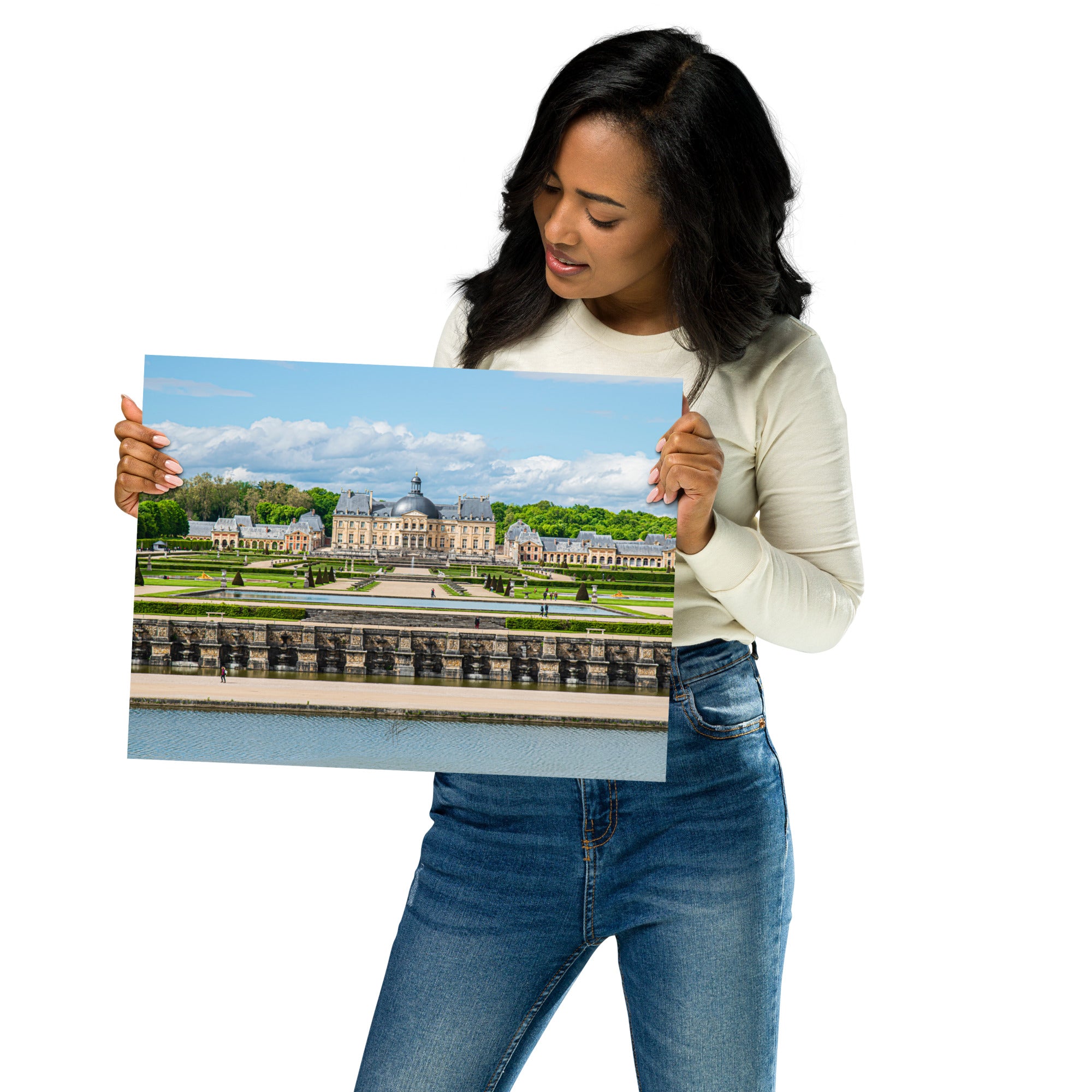 Photographie du Château de Vaux-le-Vicomte sous un ciel clair, mettant en valeur ses jardins impeccables et sa majestueuse architecture du XVIIe siècle.