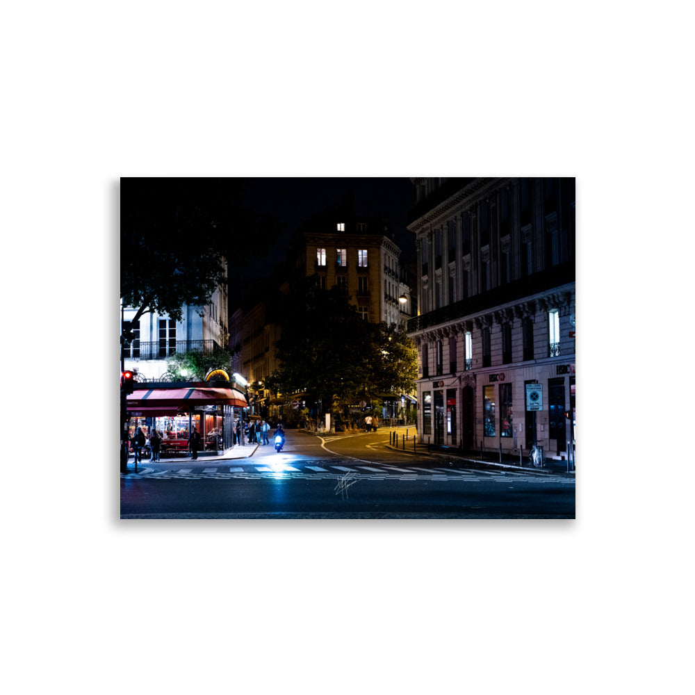 Photographie nocturne du boulevard Saint-Germain à Paris, avec ses lumières scintillantes, ses cafés animés et son architecture emblématique reflétant l'âme de la capitale française.