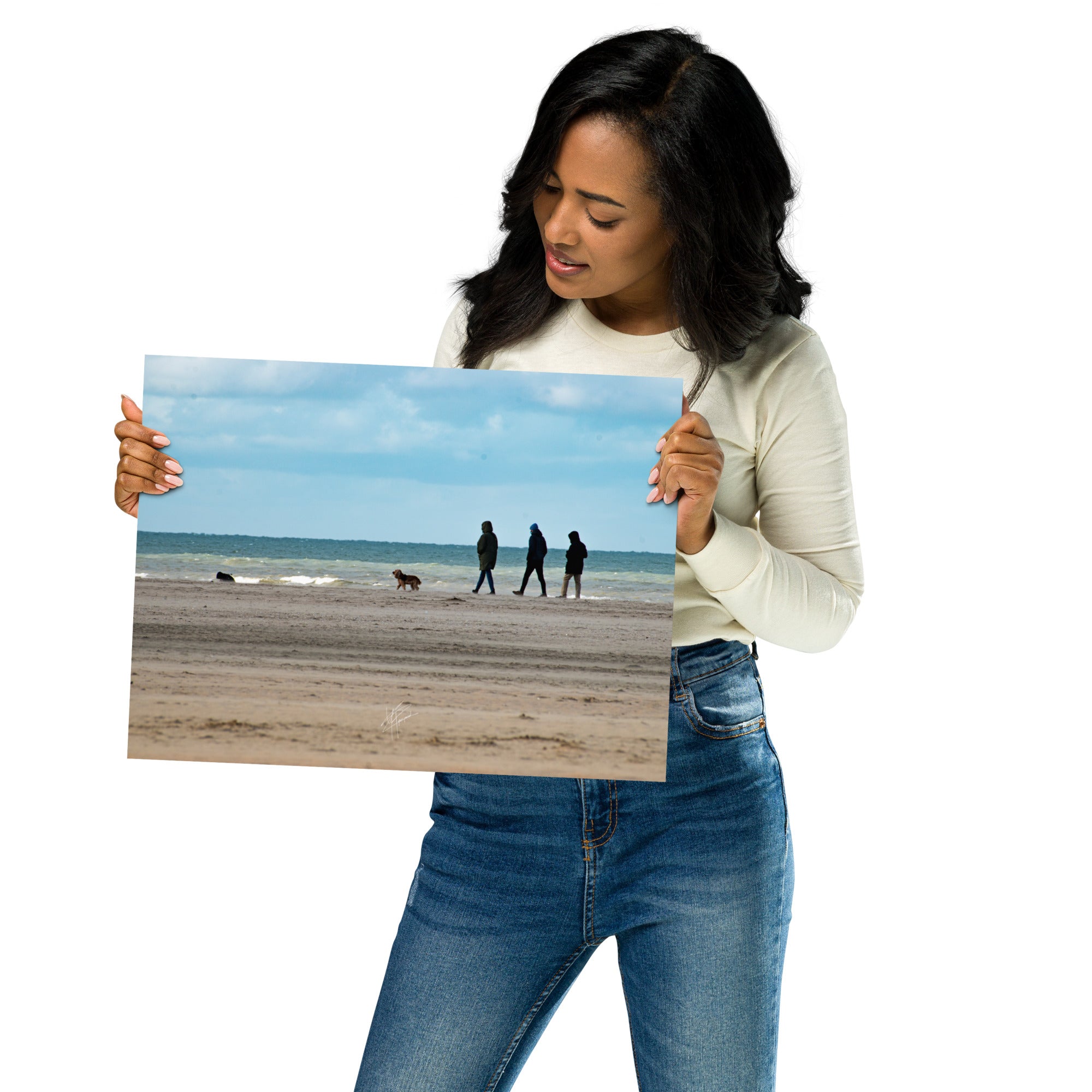 Photographie de la plage de Deauville avec des promeneurs et leur chien, capturant l'atmosphère tranquille et l'immensité de la mer normande.