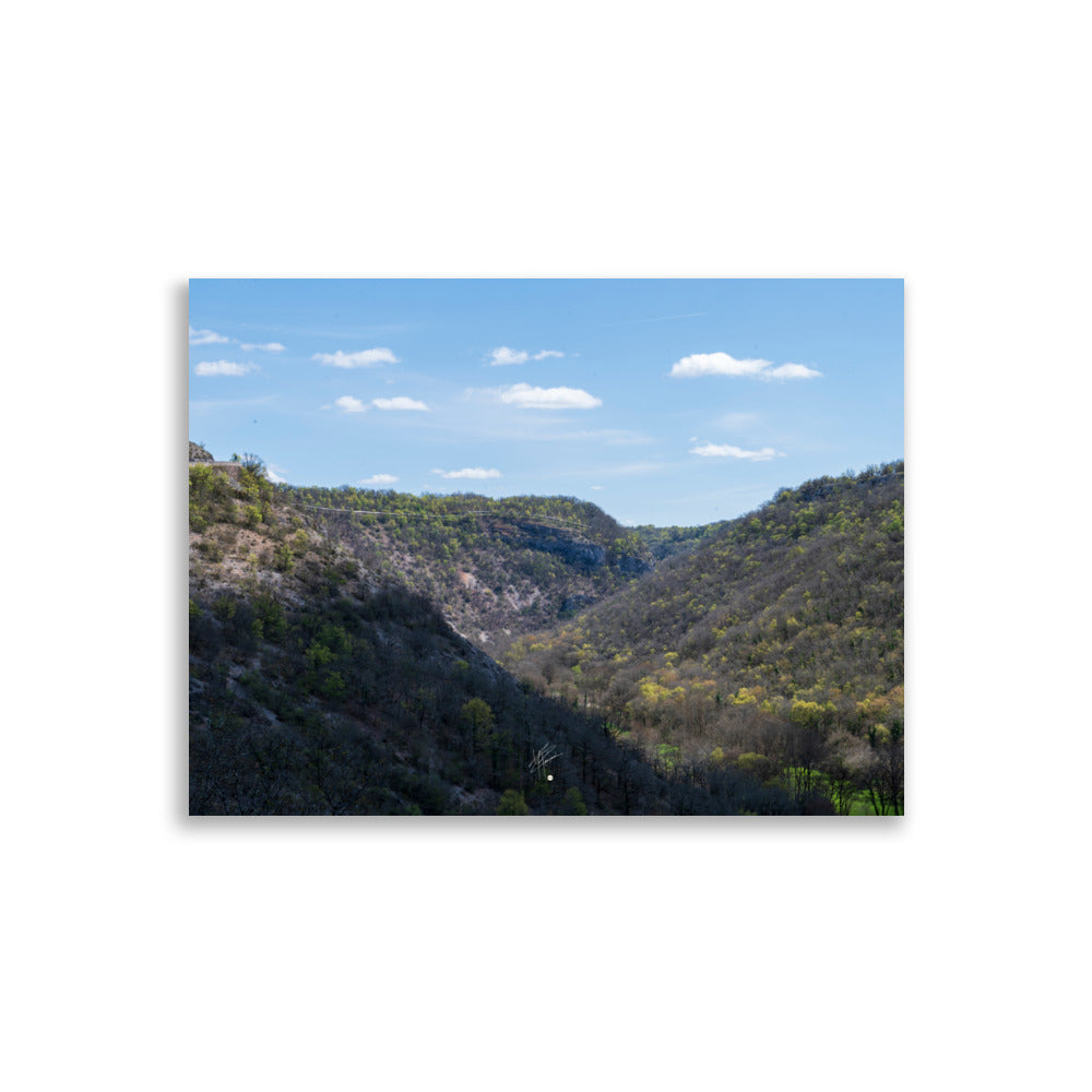 Vue panoramique de la vallée de Rocamadour en Dordogne, illustrant la beauté pittoresque et sereine du paysage, idéale pour apporter une ambiance naturelle à votre intérieur.