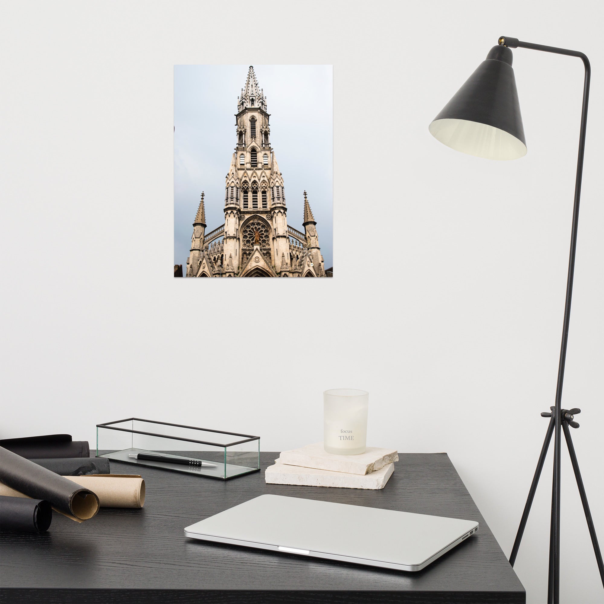 Photographie mettant en avant la face avant de l'Église catholique du Sacré-Cœur-de-Jésus à Lille, avec une attention particulière aux détails architecturaux, évoquant sa grandeur et sa beauté intemporelle.