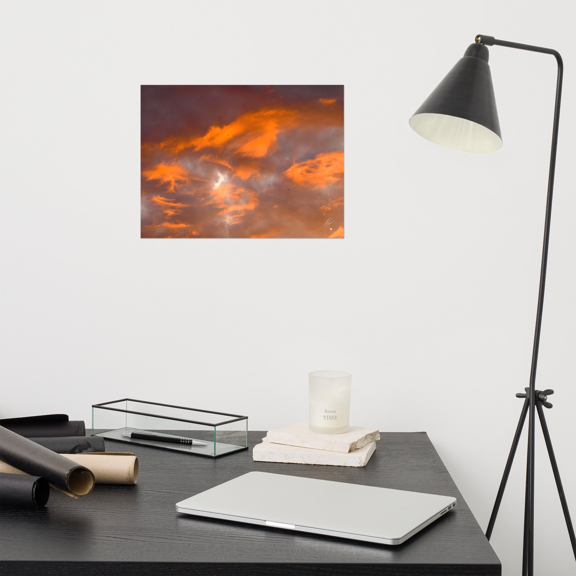 Coucher de soleil éblouissant avec des nuances orangées illuminant un ciel parsemé de nuages délicats, et silhouettes d'oiseaux en vol, symbolisant la tranquillité et la paix intérieure.