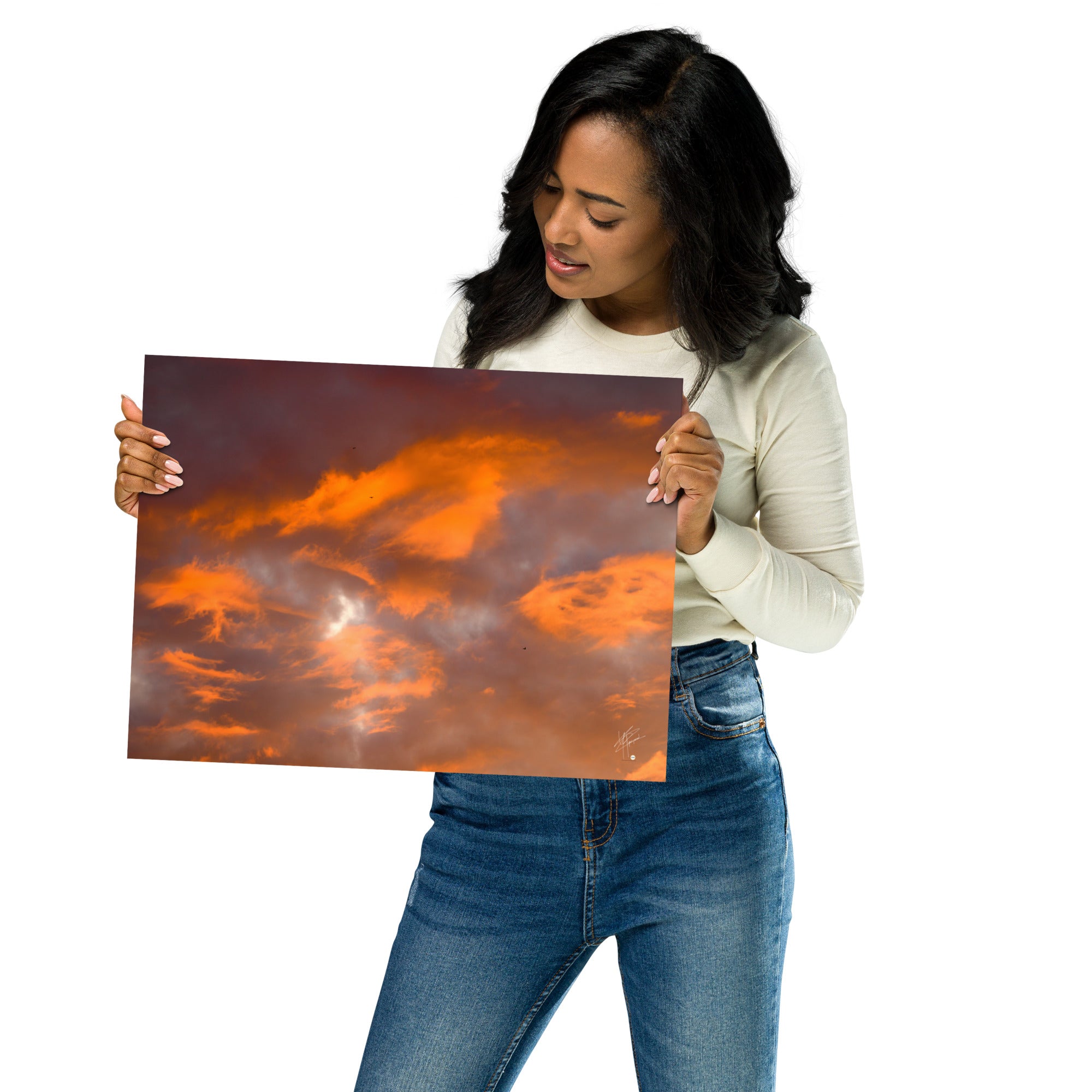 Coucher de soleil éblouissant avec des nuances orangées illuminant un ciel parsemé de nuages délicats, et silhouettes d'oiseaux en vol, symbolisant la tranquillité et la paix intérieure.