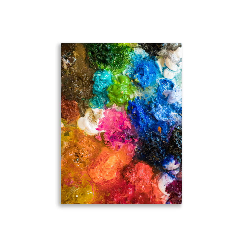 Palette de peintre multicolore avec diverses teintes vives éclaboussées, illustrant la passion et la créativité de l'artiste en plein processus de création.