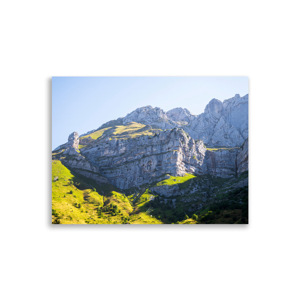 Vue époustouflante du Massif de la Tournette, mettant en évidence sa face rocheuse et sa verdure luxuriante, sous un soleil éblouissant.