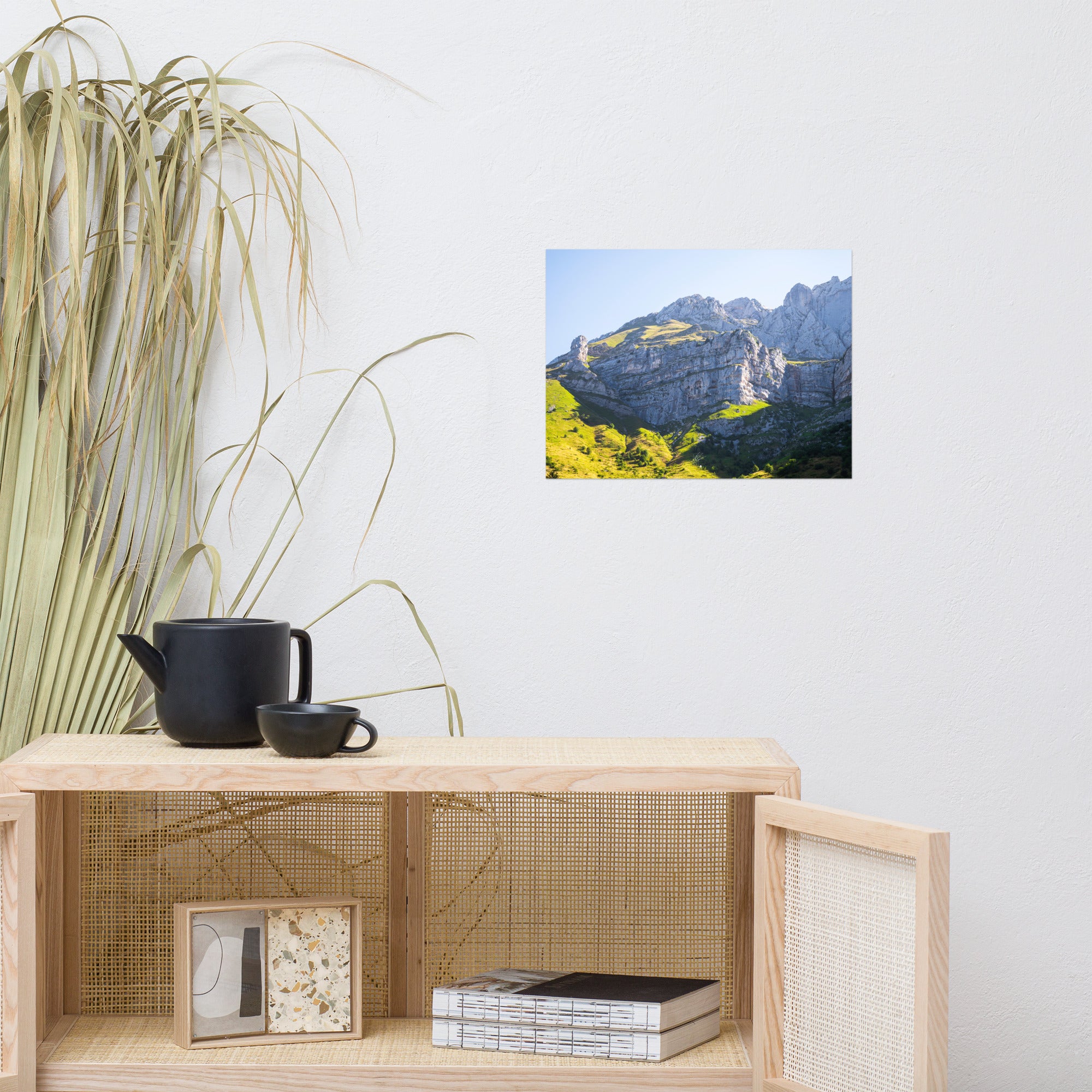 Vue époustouflante du Massif de la Tournette, mettant en évidence sa face rocheuse et sa verdure luxuriante, sous un soleil éblouissant.