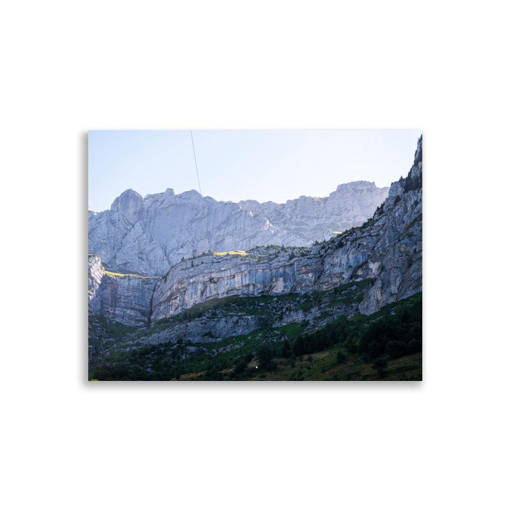 Photographie éclairée par le soleil de la face rocheuse du Massif de la Tournette, capturant sa majesté et sa splendeur.