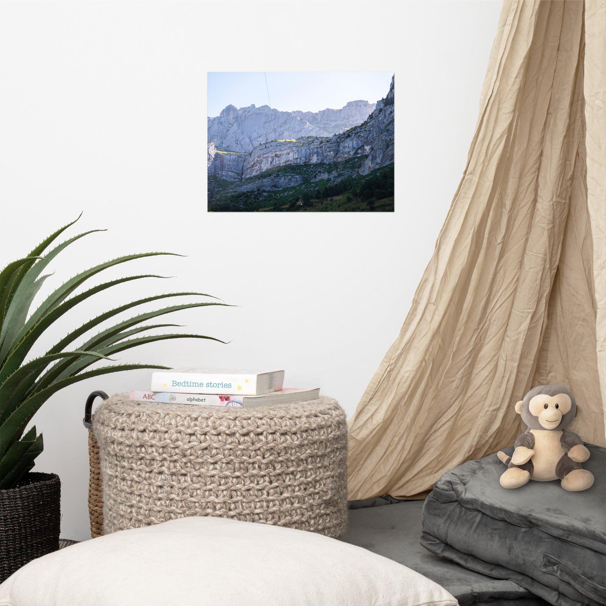 Photographie éclairée par le soleil de la face rocheuse du Massif de la Tournette, capturant sa majesté et sa splendeur.