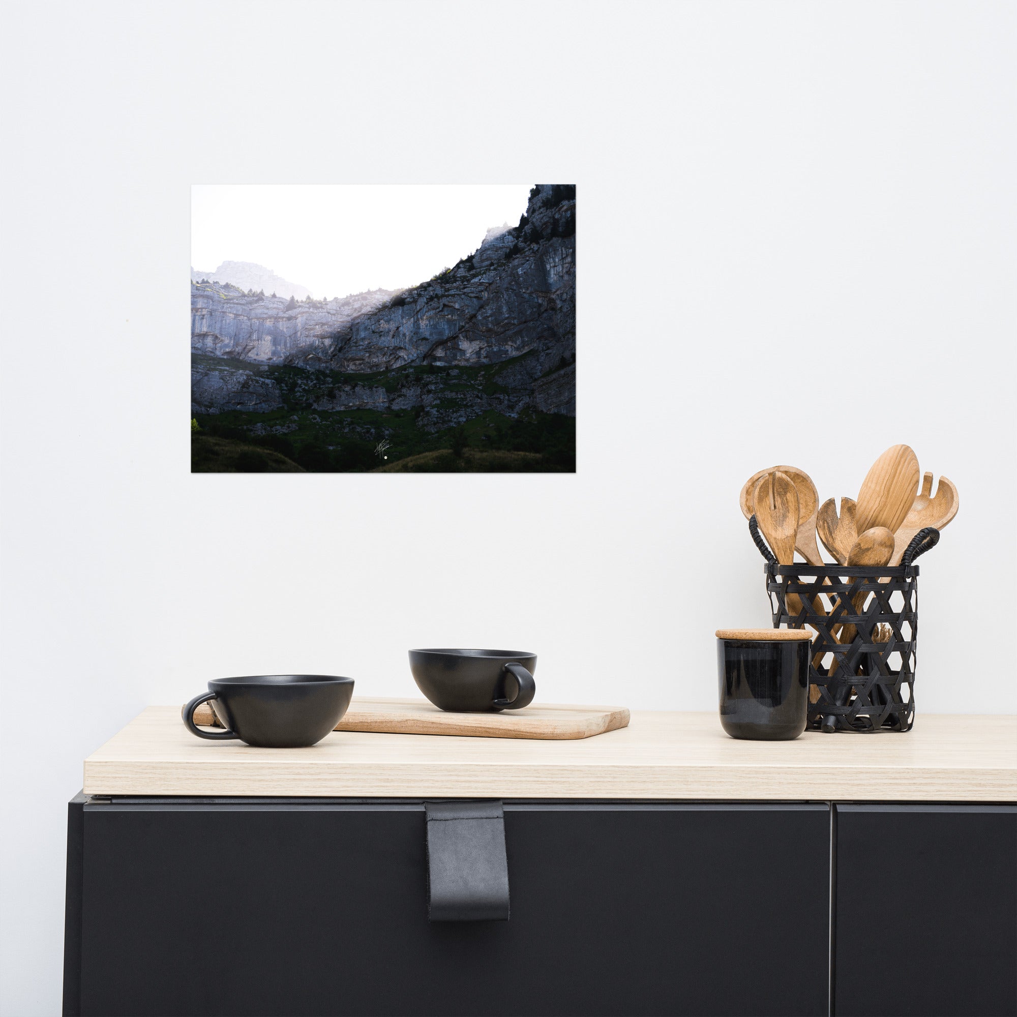 Photographie saisissante du Massif de la Tournette, capturant le moment où les premiers rayons du soleil éclairent la partie supérieure de la montagne et où l'ombre reste en bas.