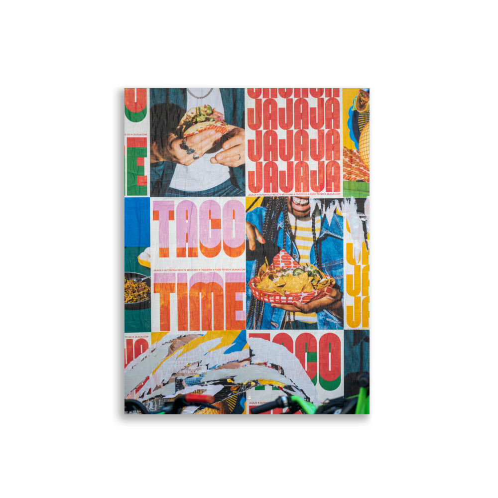 Photographie en couleur 'Jajaja', affichant des publicités animées pour 'Tacos Time' avec des images de tacos et de tortillas chips.