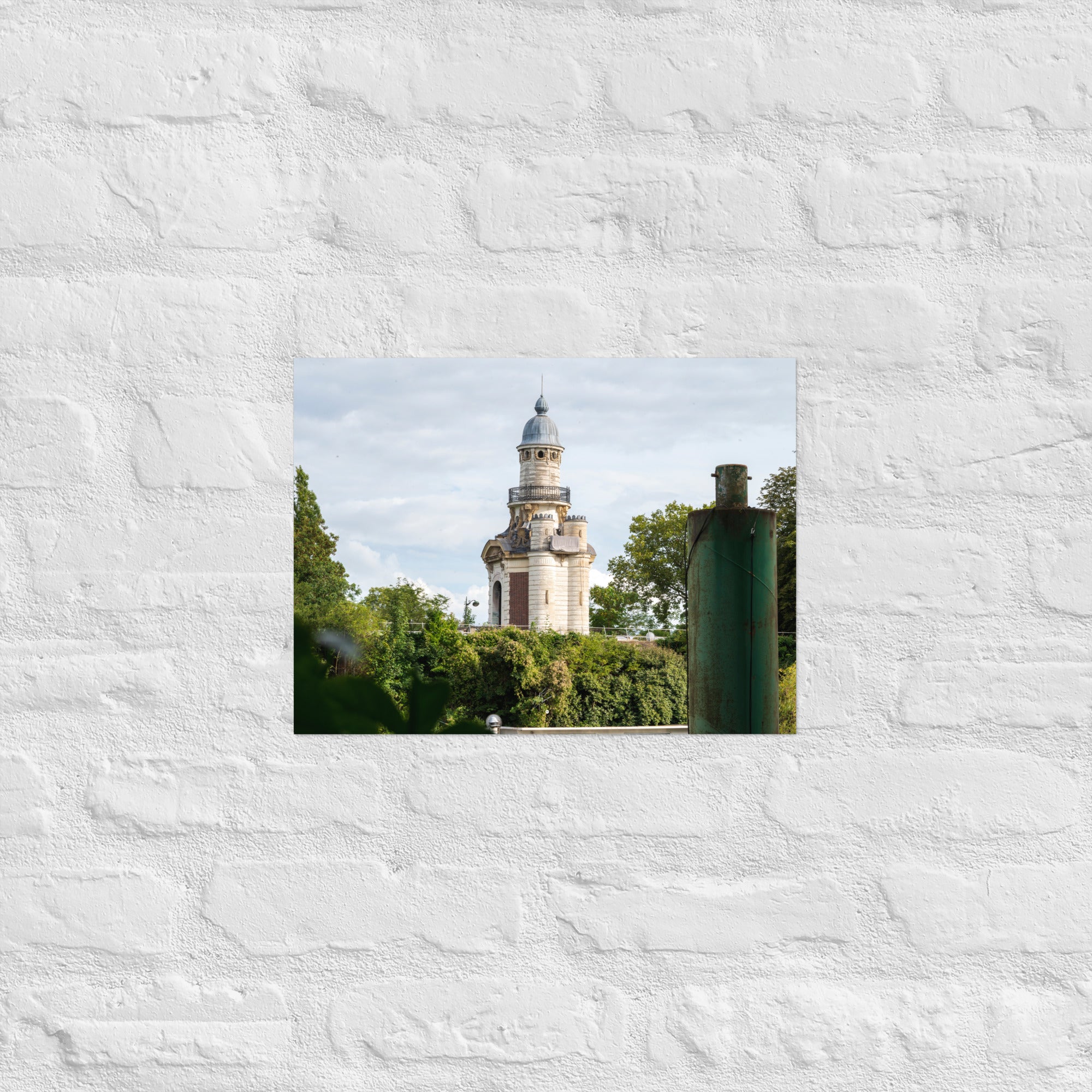 Photographie du poster 'La pompe-à-feu du château de Bagatelle', capture d'une pièce d'architecture antique dans un cadre historique.