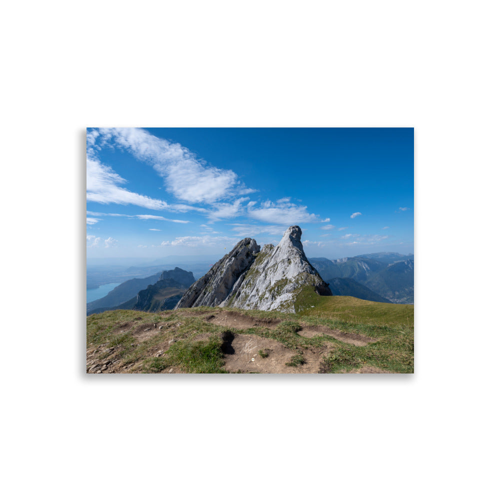 Photographie du poster 'La Tournette N02', montrant une scène pittoresque des montagnes et du lac d'Annecy en Haute-Savoie.