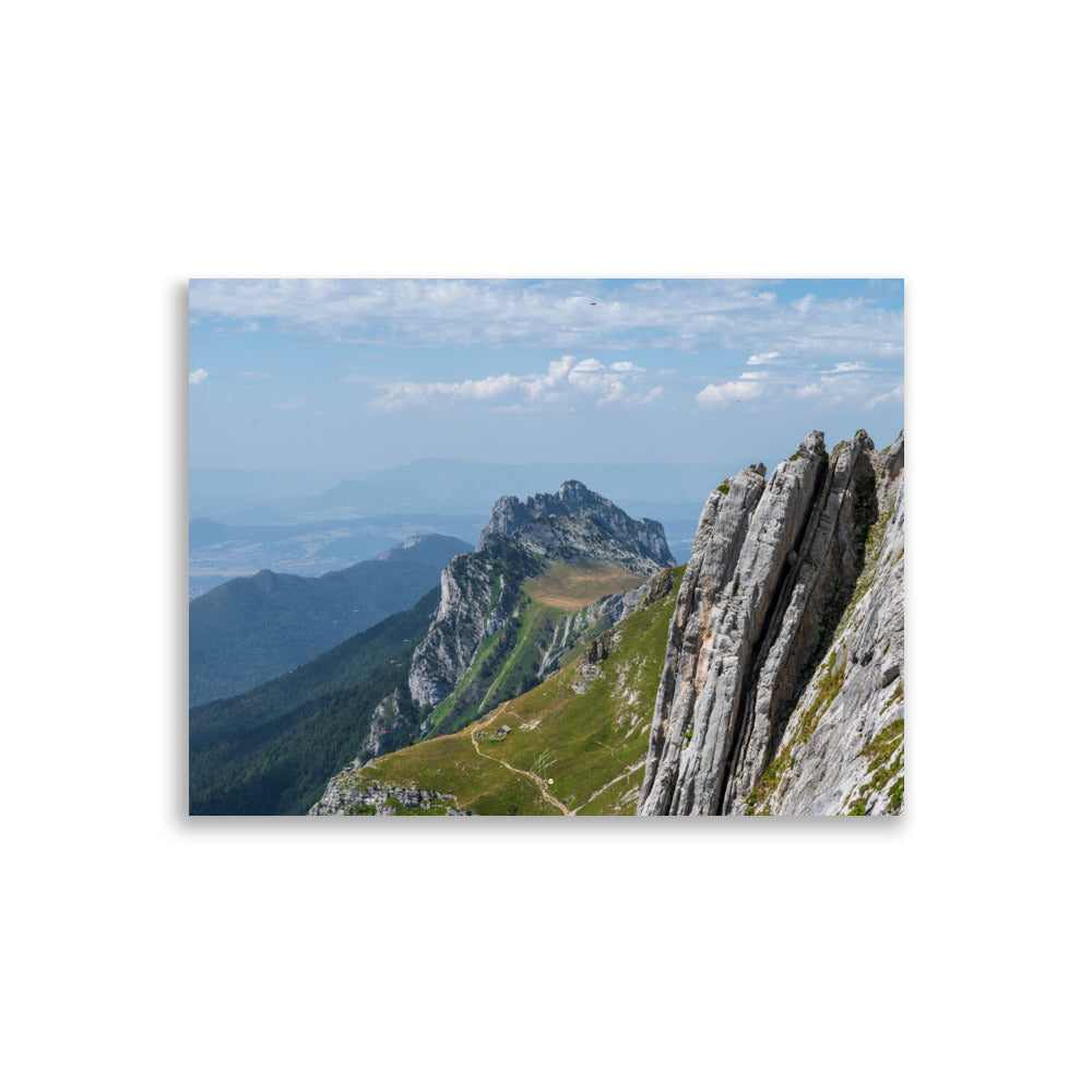 Vue panoramique du poster 'La Tournette N04', présentant un sentier de haute montagne et le lac d'Annecy en Haute-Savoie.