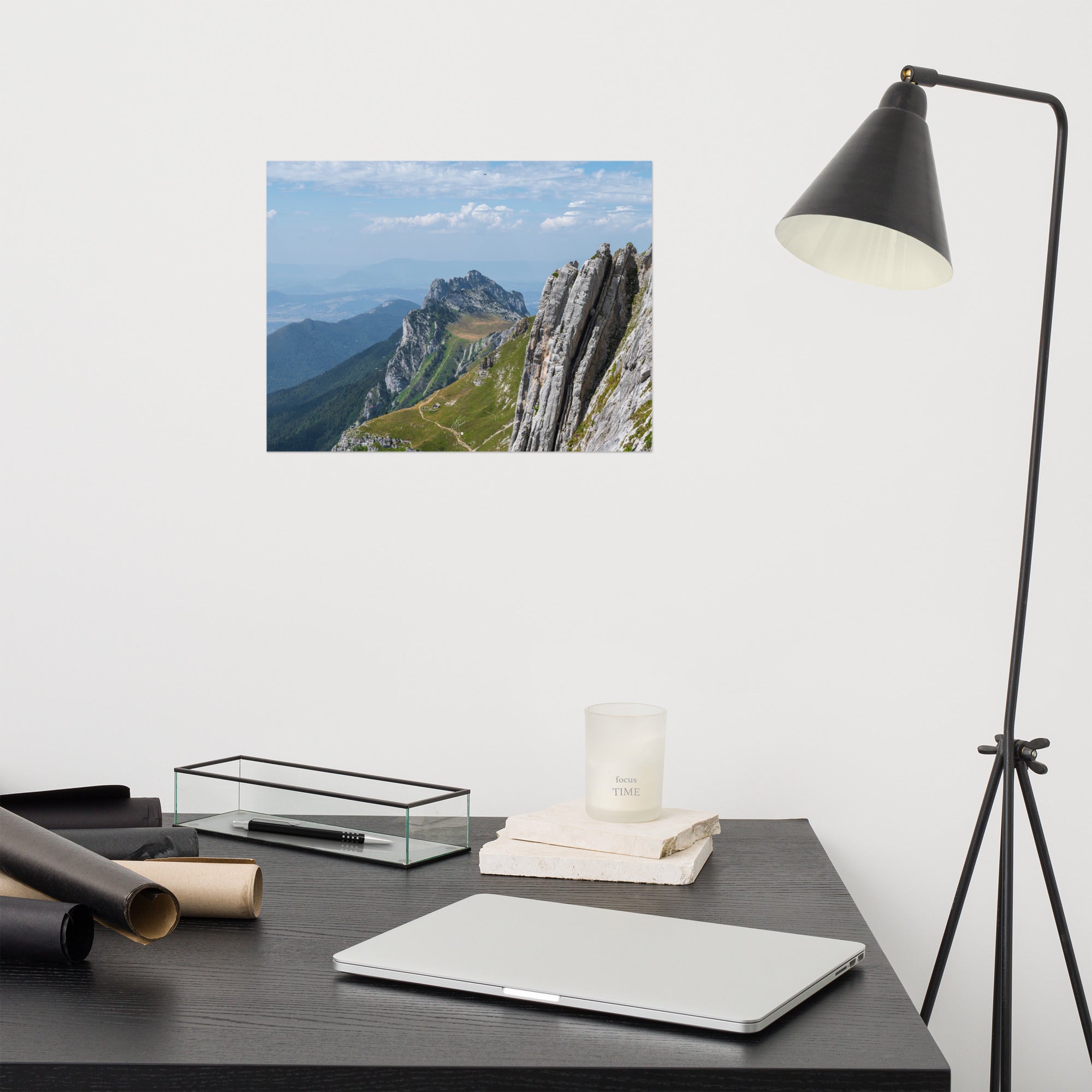 Vue panoramique du poster 'La Tournette N04', présentant un sentier de haute montagne et le lac d'Annecy en Haute-Savoie.