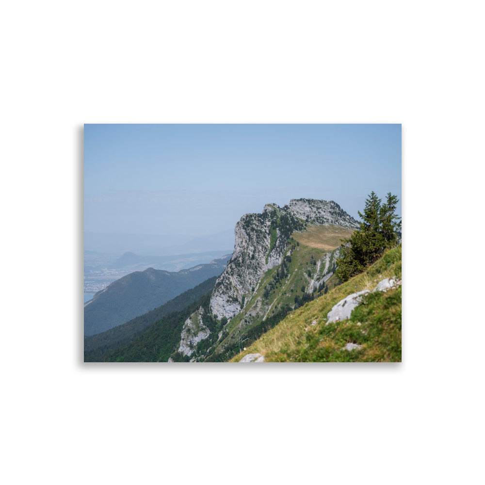 Vue panoramique du poster 'La Tournette N05', montrant une scène vertigineuse sur le flanc d'une montagne en Haute-Savoie.