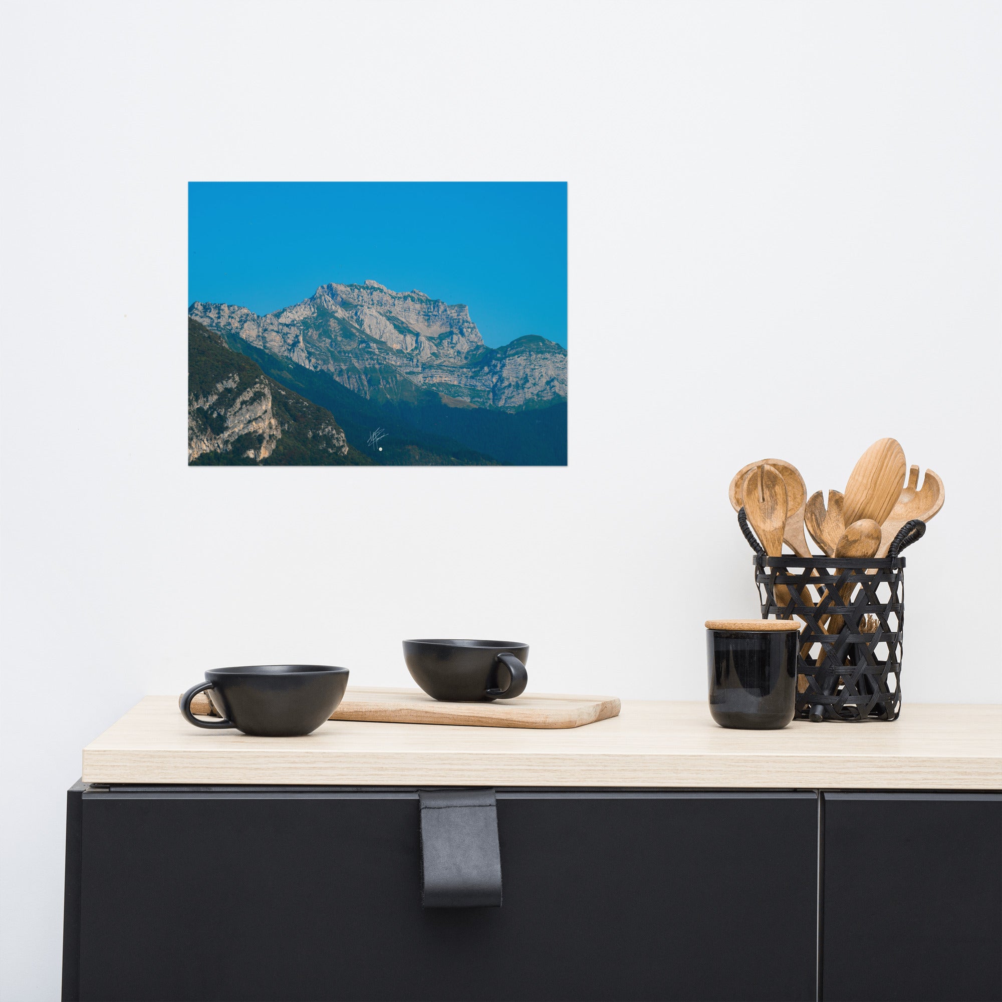 Photographie du poster 'Le Massif de la Tournette N04', offrant une vue spectaculaire sur le massif de la Tournette depuis le pied de la montagne en Haute-Savoie.