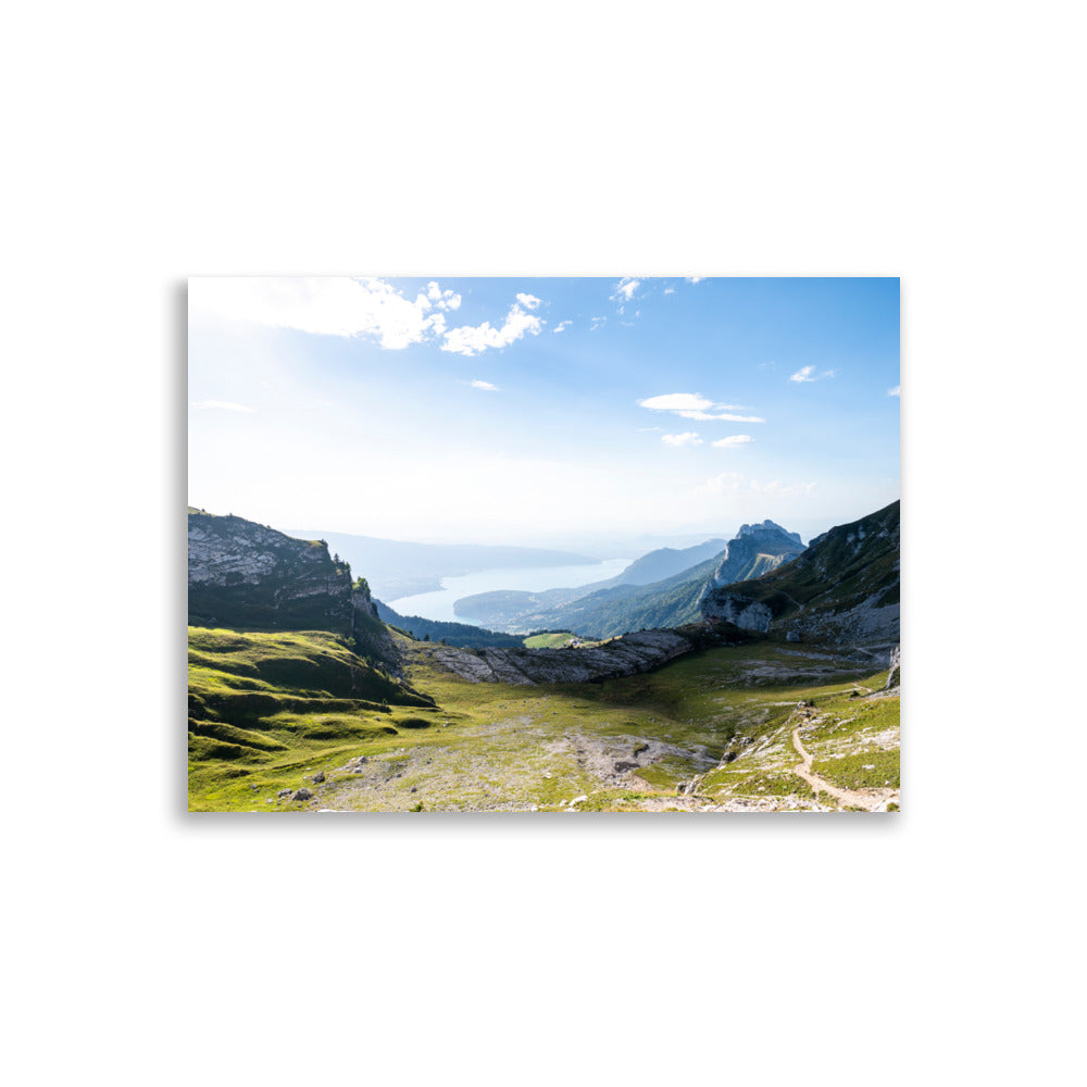 Poster 'Panorama' représentant une vue panoramique du lac d'Annecy en Haute-Savoie, capturant la tranquillité et la beauté naturelle du lieu.