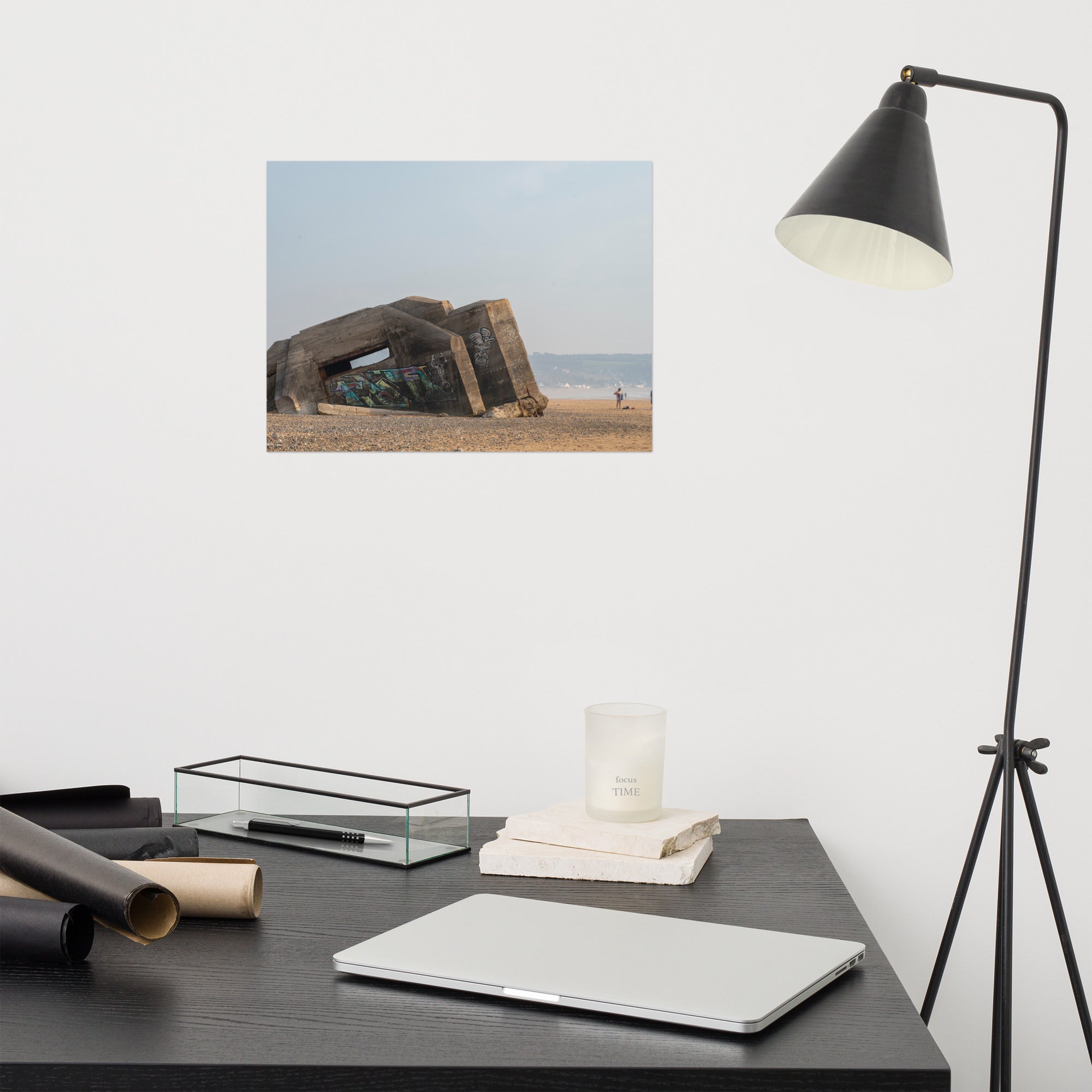 Photographie saisissante du 'Bunker de Biville', un vestige historique de la Seconde Guerre Mondiale, partiellement enseveli par le sable d'une plage du débarquement, imprimée sur papier de qualité supérieure.