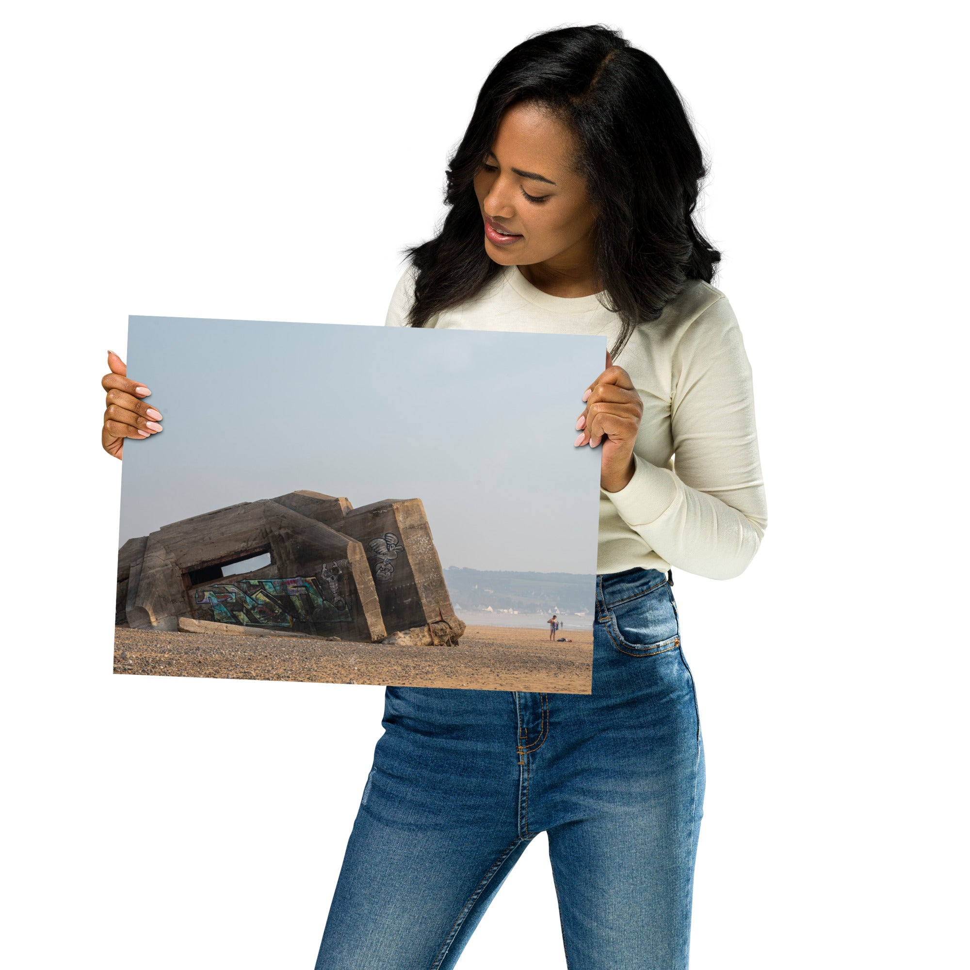 Photographie saisissante du 'Bunker de Biville', un vestige historique de la Seconde Guerre Mondiale, partiellement enseveli par le sable d'une plage du débarquement, imprimée sur papier de qualité supérieure.