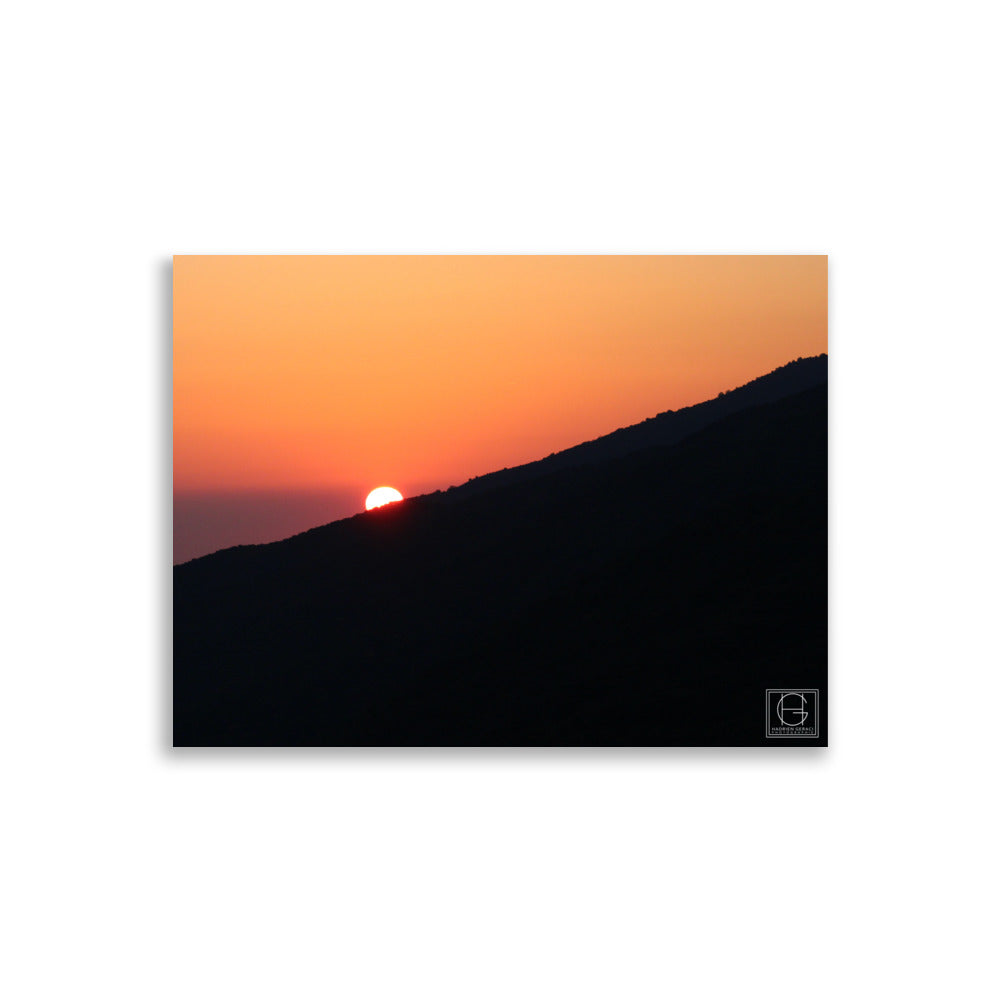 Lever de soleil scintillant sur la montagne du Canigou, capture majestueuse de la beauté éphémère de la nature, signée par Hadrien Geraci.