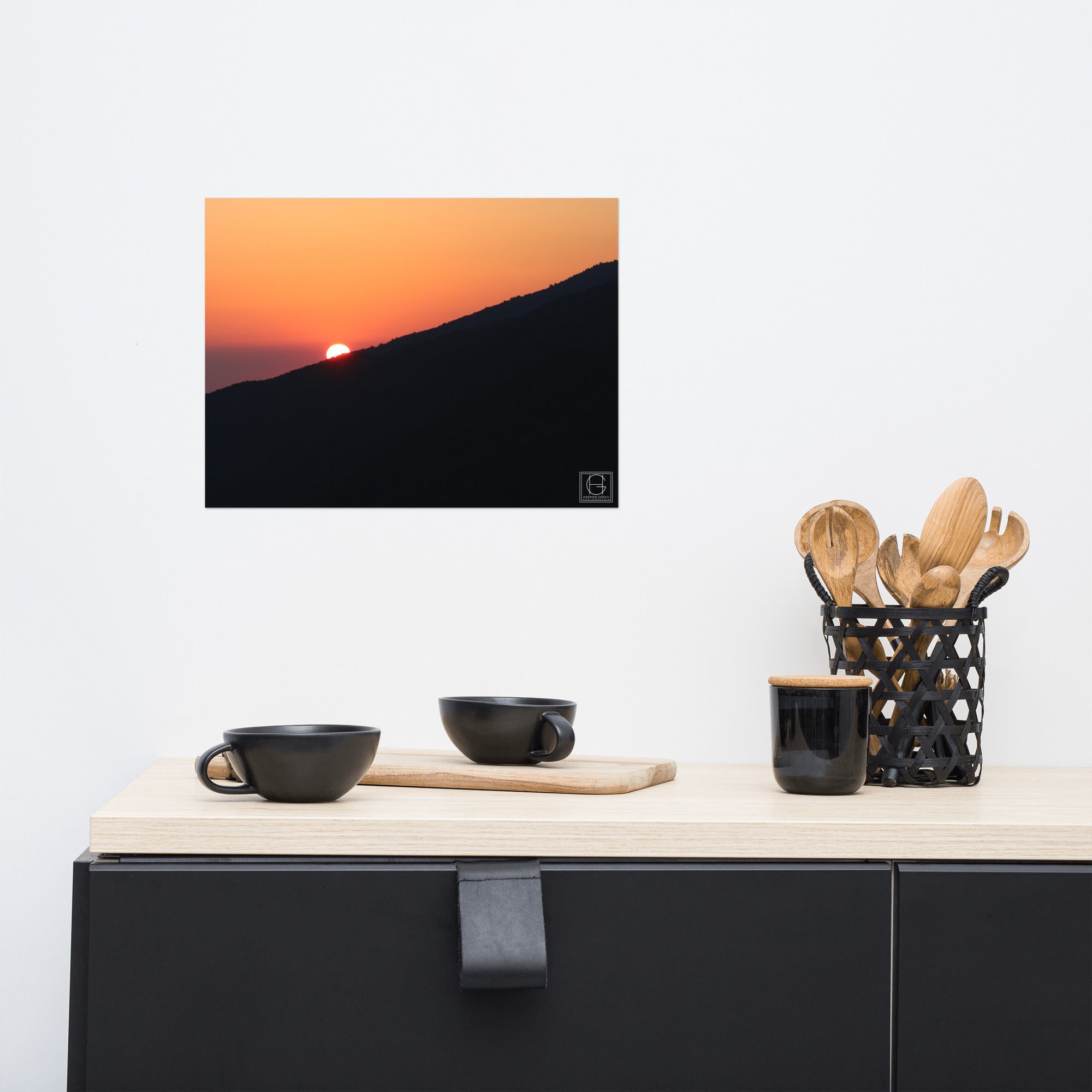 Lever de soleil scintillant sur la montagne du Canigou, capture majestueuse de la beauté éphémère de la nature, signée par Hadrien Geraci.