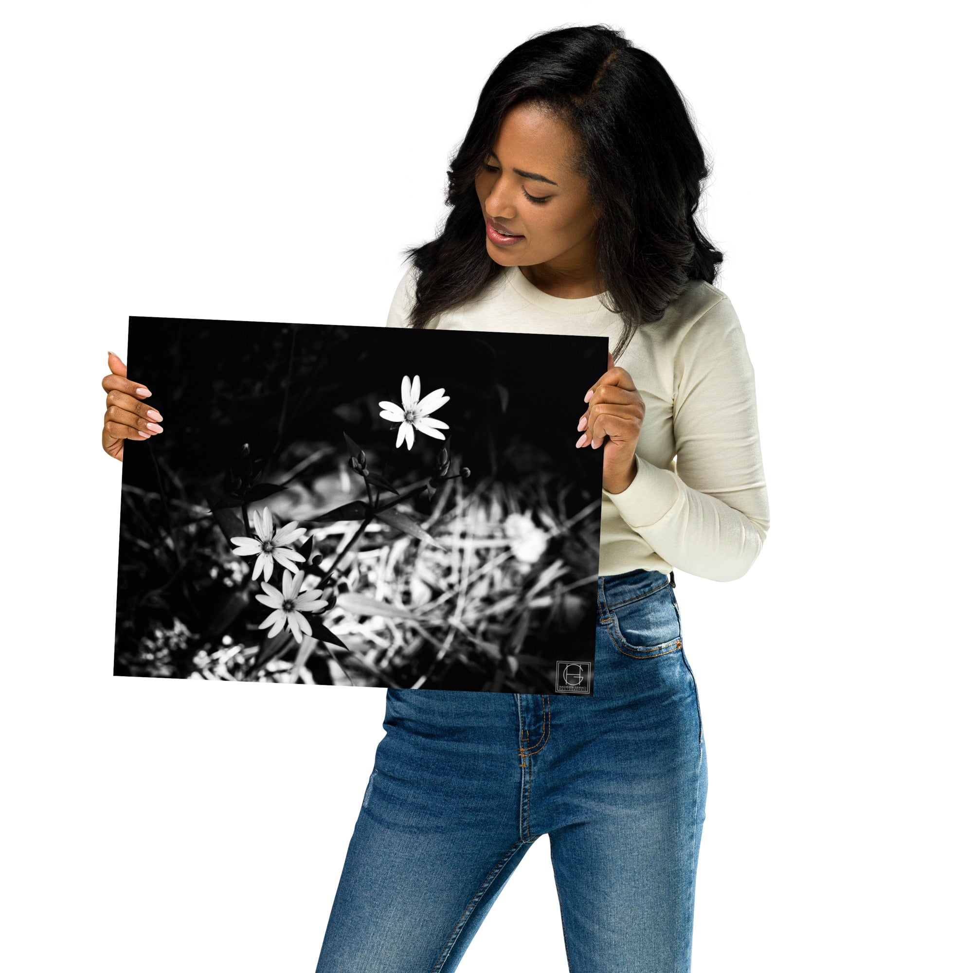 Trois fleurs blanches éthérées se détachant d'un fond noir intense, une interprétation monochrome par Hadrien Geraci.