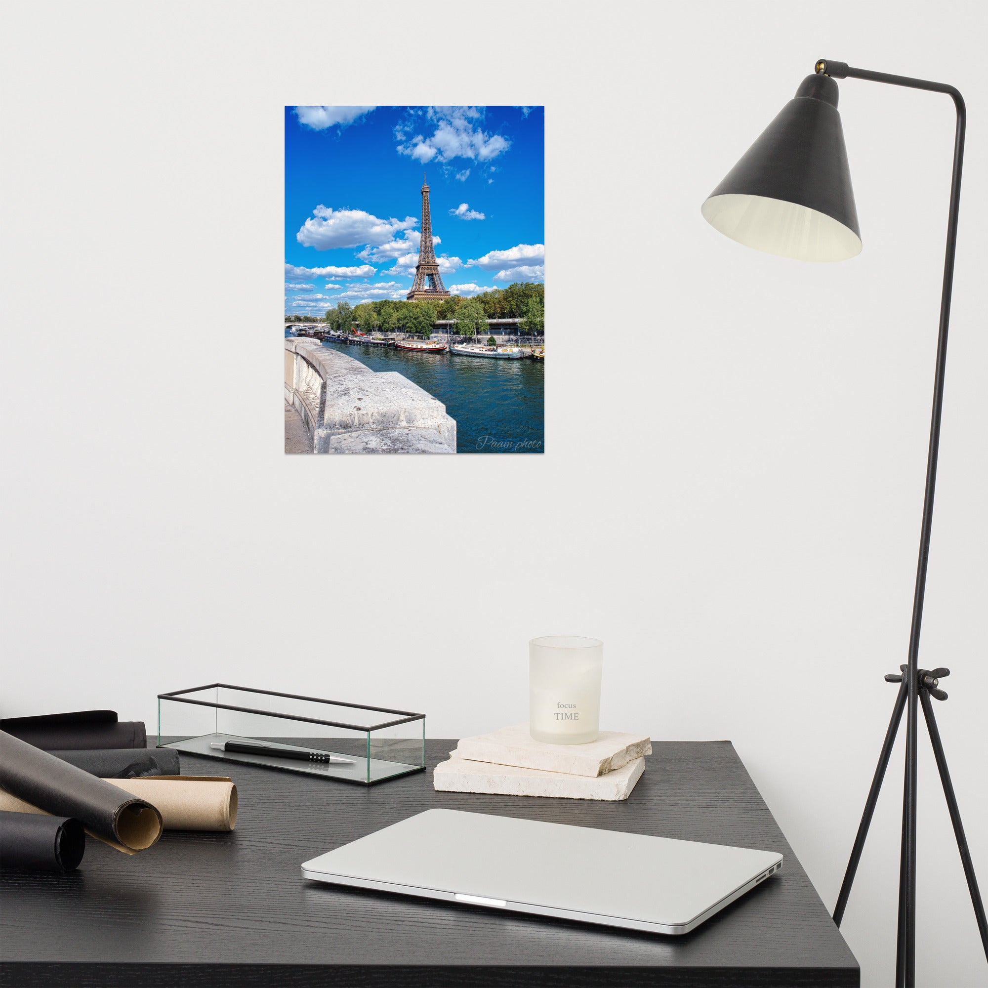 Vue panoramique de la Tour Eiffel et des péniches sur la Seine, sous un ciel bleu nuageux – une œuvre signée Antony Porlier.